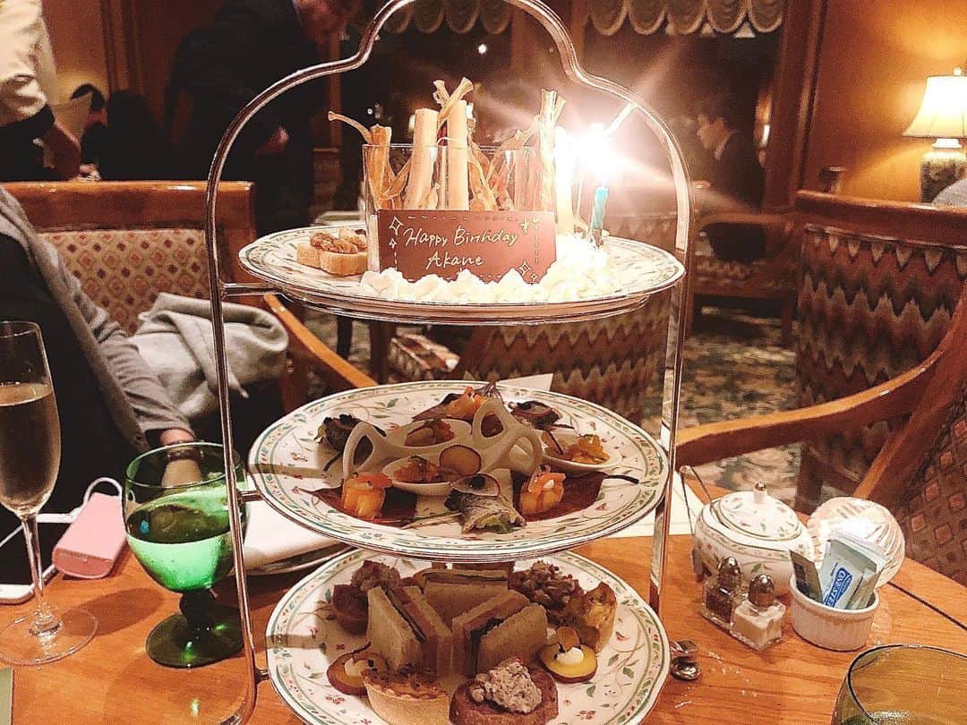 神宮 若奈さんのインスタグラム写真 - (神宮 若奈Instagram)「高校の親友ちゃんのお誕生日会🎂💗 @hotelchinzansotokyo_official . . . ローストビーフを求めて 椿山荘でディナーをしてきたよ🍽💕 . 前菜も分厚すぎるローストビーフも 大きすぎませんか？っていうチーズケーキも アーモンドチェリーティも 全てが美味しくて可愛いくて 幸せなひとときでした...💗 . . こうして高校卒業してからも毎年お誕生日を お祝いできるのが嬉しい✨ . あかねいつもありがとう！ そしてお誕生日おめでとう🎊 . . #bd #birthdaydinner #party #chinzanso #椿山荘 #japan #tokyo #ローストビーフ #美味しかった #お誕生日会 #お誕生日 #10月末だったけどw #love #xoxo  #wakanastyle #wakanabody #ナイフの向きどーしたw #椿山荘ルジャルダン」11月9日 13時32分 - jinguwakana