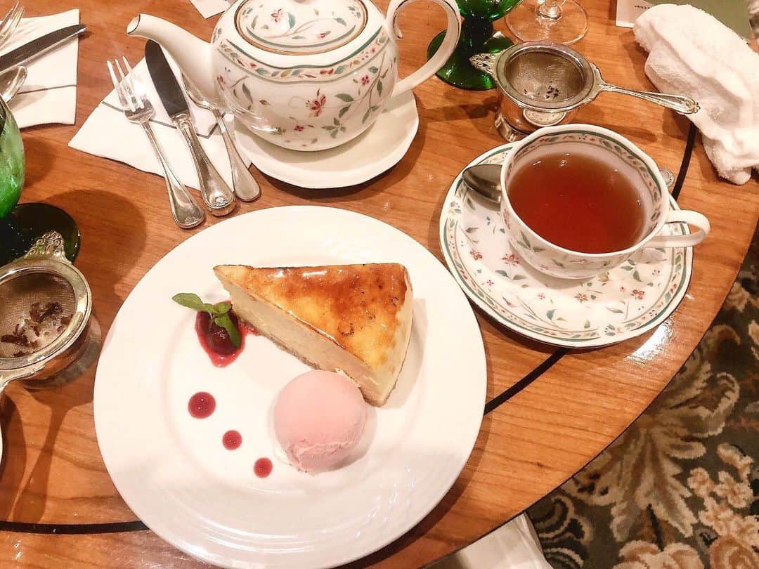 神宮 若奈さんのインスタグラム写真 - (神宮 若奈Instagram)「高校の親友ちゃんのお誕生日会🎂💗 @hotelchinzansotokyo_official . . . ローストビーフを求めて 椿山荘でディナーをしてきたよ🍽💕 . 前菜も分厚すぎるローストビーフも 大きすぎませんか？っていうチーズケーキも アーモンドチェリーティも 全てが美味しくて可愛いくて 幸せなひとときでした...💗 . . こうして高校卒業してからも毎年お誕生日を お祝いできるのが嬉しい✨ . あかねいつもありがとう！ そしてお誕生日おめでとう🎊 . . #bd #birthdaydinner #party #chinzanso #椿山荘 #japan #tokyo #ローストビーフ #美味しかった #お誕生日会 #お誕生日 #10月末だったけどw #love #xoxo  #wakanastyle #wakanabody #ナイフの向きどーしたw #椿山荘ルジャルダン」11月9日 13時32分 - jinguwakana