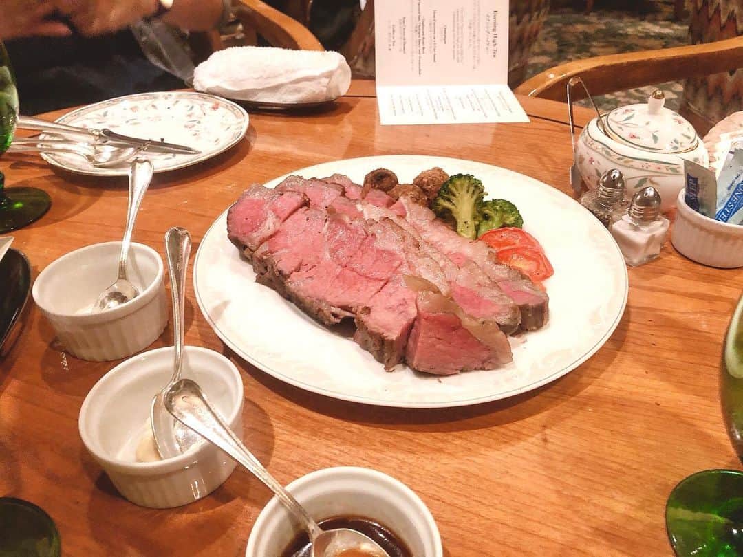 神宮 若奈さんのインスタグラム写真 - (神宮 若奈Instagram)「高校の親友ちゃんのお誕生日会🎂💗 @hotelchinzansotokyo_official . . . ローストビーフを求めて 椿山荘でディナーをしてきたよ🍽💕 . 前菜も分厚すぎるローストビーフも 大きすぎませんか？っていうチーズケーキも アーモンドチェリーティも 全てが美味しくて可愛いくて 幸せなひとときでした...💗 . . こうして高校卒業してからも毎年お誕生日を お祝いできるのが嬉しい✨ . あかねいつもありがとう！ そしてお誕生日おめでとう🎊 . . #bd #birthdaydinner #party #chinzanso #椿山荘 #japan #tokyo #ローストビーフ #美味しかった #お誕生日会 #お誕生日 #10月末だったけどw #love #xoxo  #wakanastyle #wakanabody #ナイフの向きどーしたw #椿山荘ルジャルダン」11月9日 13時32分 - jinguwakana