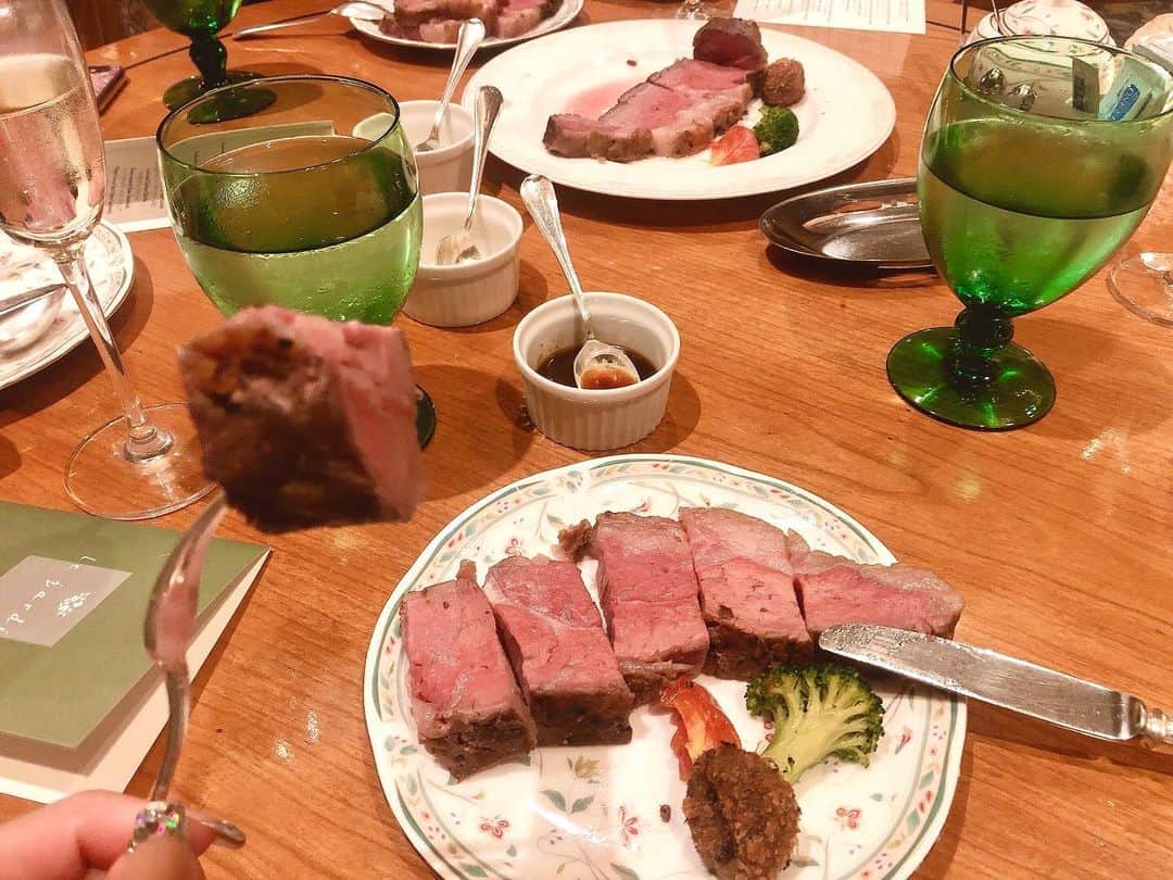 神宮 若奈さんのインスタグラム写真 - (神宮 若奈Instagram)「高校の親友ちゃんのお誕生日会🎂💗 @hotelchinzansotokyo_official . . . ローストビーフを求めて 椿山荘でディナーをしてきたよ🍽💕 . 前菜も分厚すぎるローストビーフも 大きすぎませんか？っていうチーズケーキも アーモンドチェリーティも 全てが美味しくて可愛いくて 幸せなひとときでした...💗 . . こうして高校卒業してからも毎年お誕生日を お祝いできるのが嬉しい✨ . あかねいつもありがとう！ そしてお誕生日おめでとう🎊 . . #bd #birthdaydinner #party #chinzanso #椿山荘 #japan #tokyo #ローストビーフ #美味しかった #お誕生日会 #お誕生日 #10月末だったけどw #love #xoxo  #wakanastyle #wakanabody #ナイフの向きどーしたw #椿山荘ルジャルダン」11月9日 13時32分 - jinguwakana