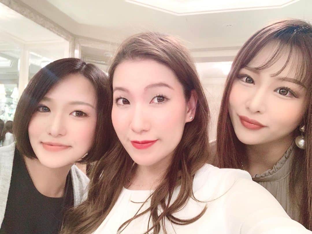神宮 若奈さんのインスタグラム写真 - (神宮 若奈Instagram)「高校の親友ちゃんのお誕生日会🎂💗 @hotelchinzansotokyo_official . . . ローストビーフを求めて 椿山荘でディナーをしてきたよ🍽💕 . 前菜も分厚すぎるローストビーフも 大きすぎませんか？っていうチーズケーキも アーモンドチェリーティも 全てが美味しくて可愛いくて 幸せなひとときでした...💗 . . こうして高校卒業してからも毎年お誕生日を お祝いできるのが嬉しい✨ . あかねいつもありがとう！ そしてお誕生日おめでとう🎊 . . #bd #birthdaydinner #party #chinzanso #椿山荘 #japan #tokyo #ローストビーフ #美味しかった #お誕生日会 #お誕生日 #10月末だったけどw #love #xoxo  #wakanastyle #wakanabody #ナイフの向きどーしたw #椿山荘ルジャルダン」11月9日 13時32分 - jinguwakana