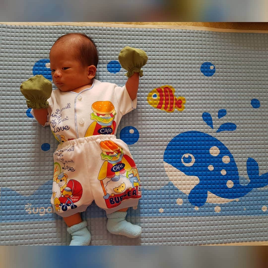 デビー・スサントのインスタグラム：「Hi kakak om tante selamat hari sabtu ❤ Hari ini bis mandi mika di pakein mama celana walaupun masi kegedean kali ma 😒🤭 Bis mandi mika pun nyusu ampe kenyang.. Trus mika nyantai dulu deh di bouncer nya @sugarbaby.co.id 😍 Tunggu kegiatan mika selanjutnya ya 😏 (Mama br bisa pegang hp kl mikanya bobo 🤫😏) #mikhaelkayanadaya」