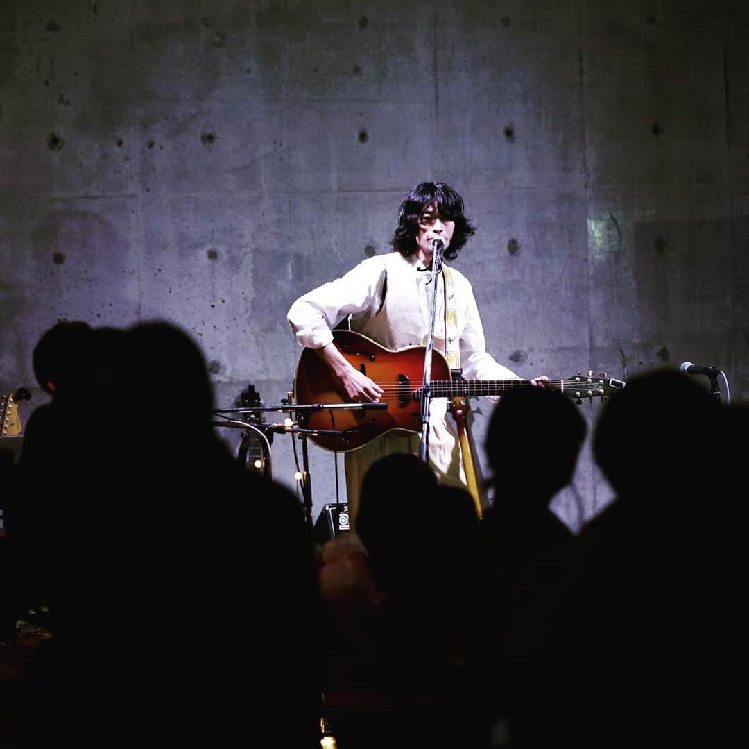 兒玉太智さんのインスタグラム写真 - (兒玉太智Instagram)「昨夜は音楽ユニット#超常現象 との2マンLIVE『#こだま現象』でした。 お越しくださったみなさま、ありがとうございました！ お陰さまで満員御礼、最高の夜に。 会場限定発売CD「#たいちのズッコケだよ人生は」を手に取ってくださった方々にも感謝です。 . . 超常現象のお二人、ギターのyasuさんとベースのサトルくんはロンドンで出逢ったそうです。 . (昨日はVJでKentaroさんも参加されておりました。彼もまたロンドンで出逢ったそうな…) . そんな彼ら、洗練されたフレーズで緊張感のある空間を生み出す、最高のグループでした。 映画のサントラを聴いているようなドラマ性。 ライブ中に楽器を交換したり、自由で粋と色気に溢れた素晴らしいミュージシャン。そして変態。 . . そんな超常現象とのコラボユニット(その名もズバリ"こだま現象")ではカバー曲と僕の新曲「末っ子スエード」を一緒に演奏させていただきました。 彼らと演れて本当によかったです。 こだま現象、また開催できますように。 ありがとうございました。 . . 〜set list〜 2019.11.8 At Shibuya Weekendgaragetokyo 1.落第ブルース 2.ごめんねムーンライト 3.サンローゼ 4.台所 5.口ぐせは今日から 6.回り道して帰りたい -こだま現象(こだまたいち&超常現象)- 7.思えば遠くへ来たもんだ 8.カサブランカダンディ 9.末っ子スエード(新曲) -アンコール- 10.あの時君は若かった . . #超常現象 @yasu_no_ji  @satoruisobe  @kentaro_takahashi_  #こだまたいち #こだま現象 @decadeinc」11月9日 13時42分 - taichi_kodama