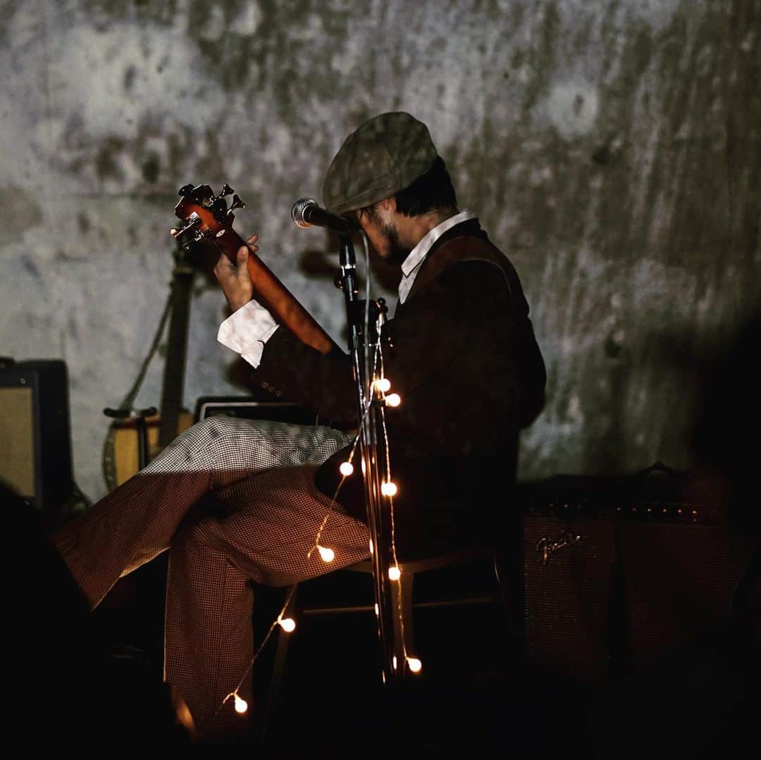 兒玉太智さんのインスタグラム写真 - (兒玉太智Instagram)「昨夜は音楽ユニット#超常現象 との2マンLIVE『#こだま現象』でした。 お越しくださったみなさま、ありがとうございました！ お陰さまで満員御礼、最高の夜に。 会場限定発売CD「#たいちのズッコケだよ人生は」を手に取ってくださった方々にも感謝です。 . . 超常現象のお二人、ギターのyasuさんとベースのサトルくんはロンドンで出逢ったそうです。 . (昨日はVJでKentaroさんも参加されておりました。彼もまたロンドンで出逢ったそうな…) . そんな彼ら、洗練されたフレーズで緊張感のある空間を生み出す、最高のグループでした。 映画のサントラを聴いているようなドラマ性。 ライブ中に楽器を交換したり、自由で粋と色気に溢れた素晴らしいミュージシャン。そして変態。 . . そんな超常現象とのコラボユニット(その名もズバリ"こだま現象")ではカバー曲と僕の新曲「末っ子スエード」を一緒に演奏させていただきました。 彼らと演れて本当によかったです。 こだま現象、また開催できますように。 ありがとうございました。 . . 〜set list〜 2019.11.8 At Shibuya Weekendgaragetokyo 1.落第ブルース 2.ごめんねムーンライト 3.サンローゼ 4.台所 5.口ぐせは今日から 6.回り道して帰りたい -こだま現象(こだまたいち&超常現象)- 7.思えば遠くへ来たもんだ 8.カサブランカダンディ 9.末っ子スエード(新曲) -アンコール- 10.あの時君は若かった . . #超常現象 @yasu_no_ji  @satoruisobe  @kentaro_takahashi_  #こだまたいち #こだま現象 @decadeinc」11月9日 13時42分 - taichi_kodama