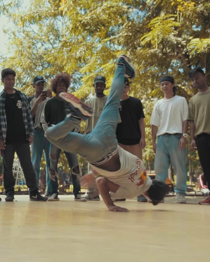 のインスタグラム：「Red Bull BC One World Final 2019 開催地🇮🇳インドのB-Boy達と @bboyshigekix @bboy_taisuke が合流🤝🔥 ・ 📺Red Bull BC One World Final 2019 >>日本時間 11/10 1:00AM〜Youtube【Red Bull BC One】 ・ 🎵: @djjustakid  #redbull #redbullbcone #bboy #bgirl #レッドブル #翼をさずける #ダンス #ブレイクダンス #bboyshigekix #bboytaisuke #ムンバイ」