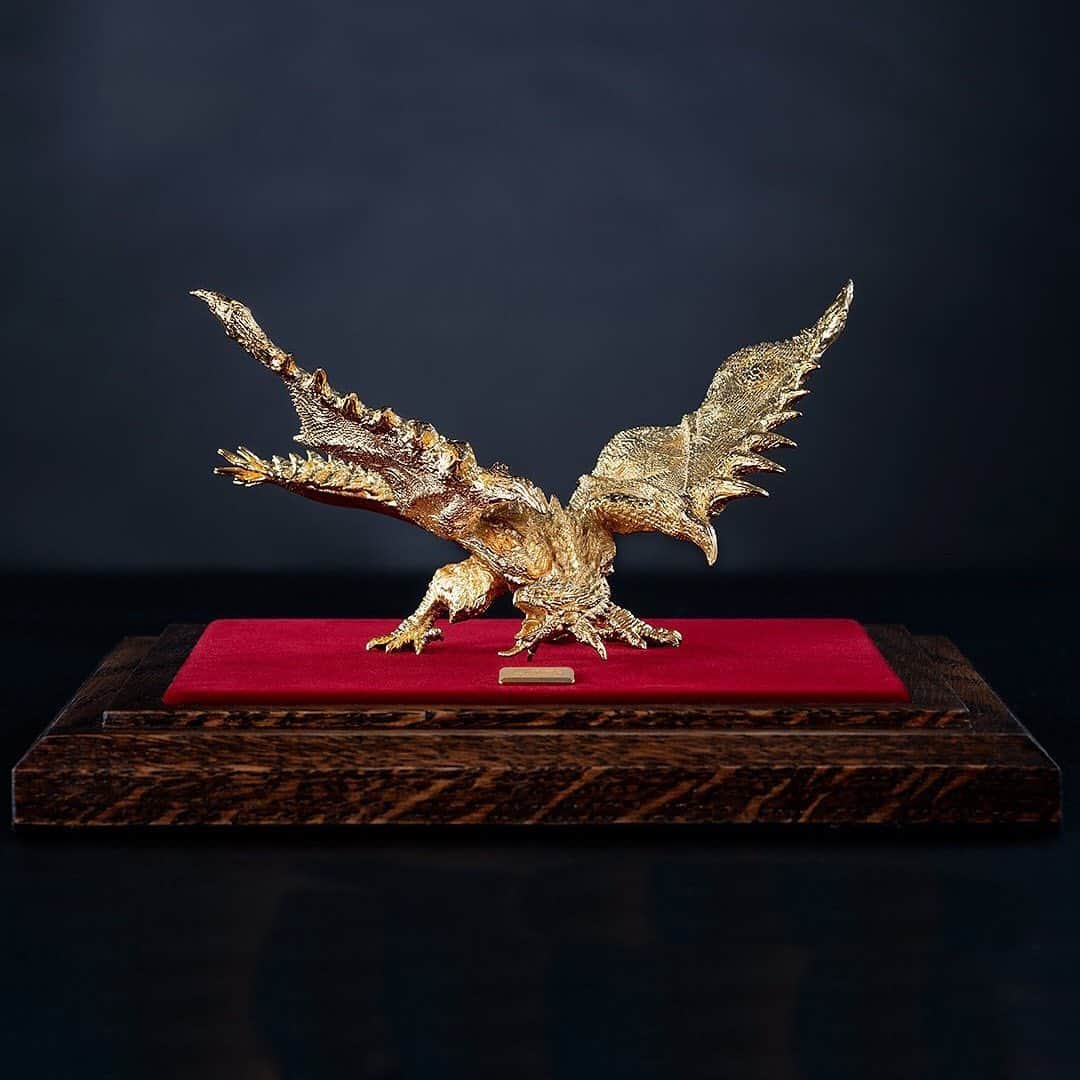 HYPEBEASTさんのインスタグラム写真 - (HYPEBEASTInstagram)「#hypeAF: @utreasure_official is releasing two ‘Monster Hunter’ sculptures in 24k gold and platinum to celebrate the video game’s 15th anniversary. The set consists of a Gold Rathians made entirely from 24K gold and a Silver Rathalos made from platinum. While the individual sculptures cost approximately $81,462 USD apiece, cheaper versions made from silver are also available for approximately $8,146 USD. Check out detailed looks in a video via the link in bio. ⁠⠀ Photo: U-Treasure」11月9日 14時05分 - hypebeast