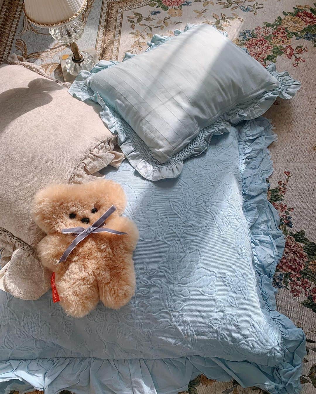 Naomiのインスタグラム：「掃除日和🌞🧼 この🐻プレゼントに買ったけど, 愛おしくてウチにステイしてるw  #🐻#bear#honey#dayoff#interior#zarahome」