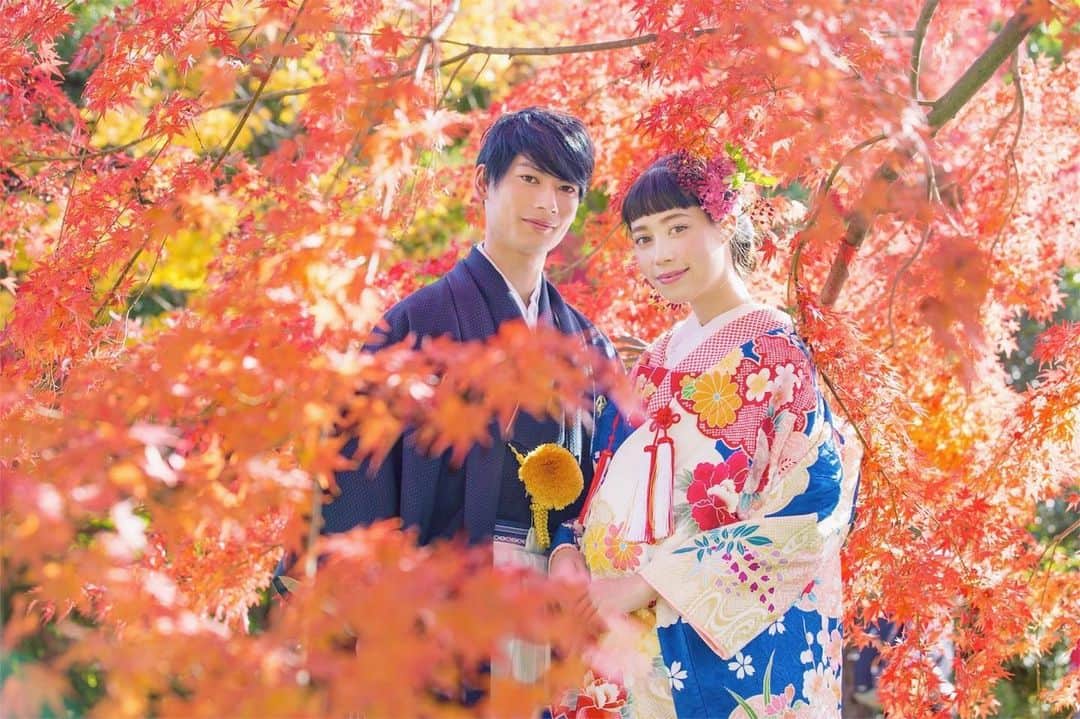 CLAIREのインスタグラム：「美しい紅葉に囲まれて🍁 ・ @clairebridalstudio」