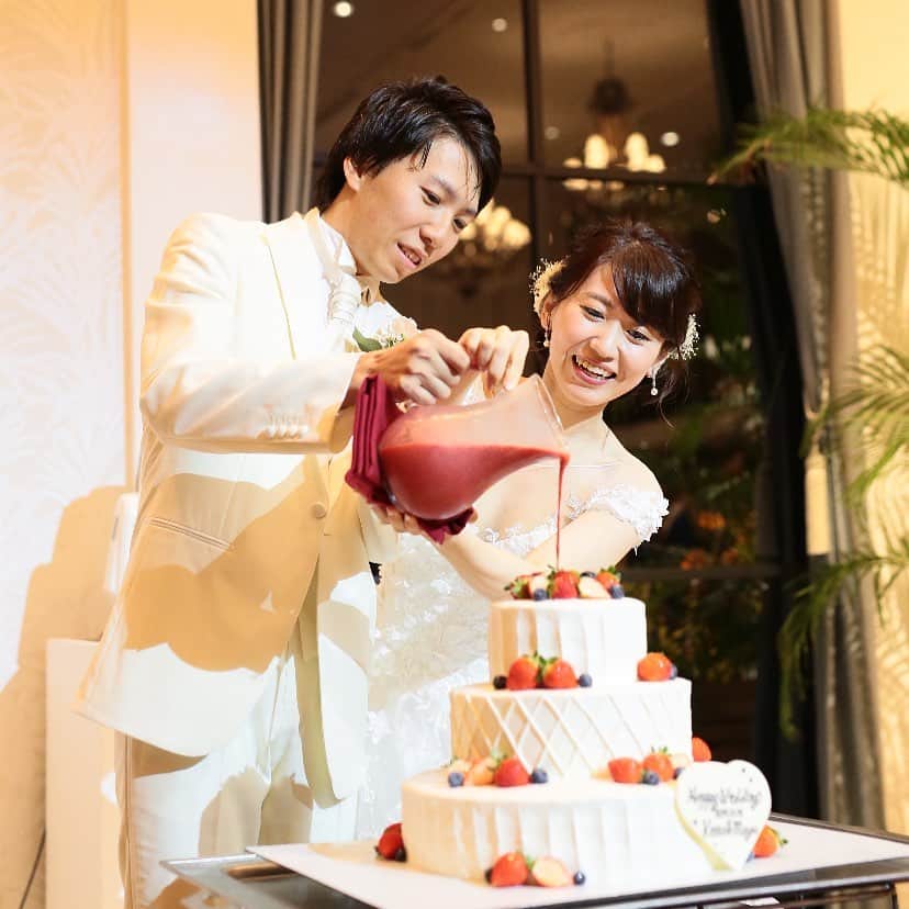 ディアステージつくばフォレストテラスさんのインスタグラム写真 - (ディアステージつくばフォレストテラスInstagram)「ケーキドリップ💖  初めての共同作業✨ 素敵なケーキ演出です✨✨ とても素敵な笑顔で素敵なお写真です📸  ディアステージつくばフォレストテラスは おふたりらしさを大切にします💫  #茨城 #茨城結婚式　#つくば　#つくば結婚式　#プレ花嫁　#ディアステージつくばフォレストテラス　#dearswedding #ウエディングケーキ　#結婚式演出　#ウエディングドレス #オリジナルウエディング　#卒花嫁 #ブライダルフェア　#ウエディングヘア #結婚式準備」11月9日 14時10分 - dearstage