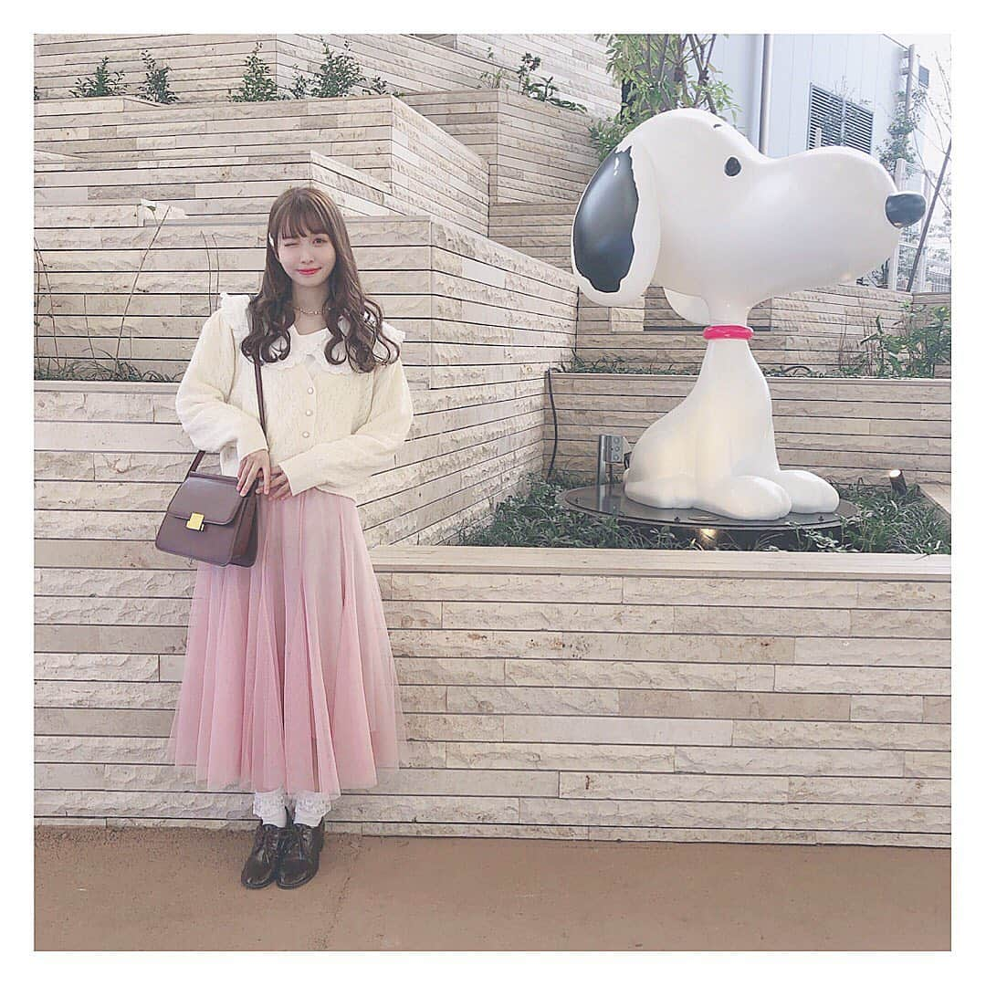 中野あいみさんのインスタグラム写真 - (中野あいみInstagram)「﻿ ﻿ 🐏🥪🎼﻿ ﻿ Hair accessory … ミカヅキモモコ﻿ ﻿ Choker … 3COINS﻿ ﻿ Cardigan … naunau﻿ ﻿ bag … kyun﻿ ﻿ ♥︎︎ - ♥︎︎ - ♥︎︎ - ♥︎︎ - ♥︎︎ - ♥︎︎ - ♥︎︎ - ♥︎︎ - ♥︎︎ - ♥︎︎ - ♥︎︎ - ♥︎︎ - ♥︎︎﻿ ﻿ #中野あいみ #あいみんぐらむ #あいみんふぁっしょん　#ガーリー　#甘々　#チュールスカート　#ピンクチュールスカート　#私服　#スヌーピー　#ミカヅキモモコ　#3COINS #ナウナウ　#naunau #韓国ファッション　#kyun #ずっと前から買ってあったけど単純に買ったことを忘れていてやっと着ましたピンクのチュールスカートさん　#カーディガンはモコモコしていて着てるだけで女の子の女の子って感じがする　#ガールズガールズイェア　#近くにいたスヌーピーと2ショット　#スヌーピーずっと向こう向いてるどしたん」11月9日 14時17分 - nakano_aimi