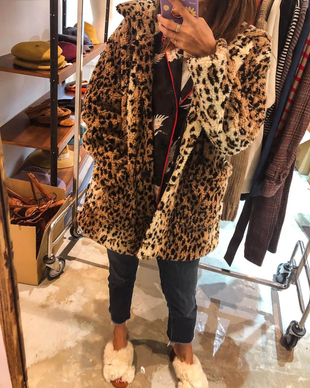 堀舞紀さんのインスタグラム写真 - (堀舞紀Instagram)「🐆 . . . @brixtonwomens  @brixtonwomens  @brixtonwomens . . . ニューヨークのvintageshop.なんかで 掘り出したような ボサボサとした風合いの フェイクボアコート。 . . 私がズーーーット 探していたジャケットって コレッッッ🤩🤩🤩 . って 飛びつきました。 . . . 新しくスタートした @brixton のレディースラインが ボーイズライクで たまらなく可愛い❤️ . . 中身テキトーなカッコでも お洒落にみえてラッキーな コート。 . . 届くの楽しみで ヨダレです。 🤤 . . プレスルームも新しくなってて 可愛かった🤡〜 #お買い物 #shopping #brixtonwomens  #aw2019 #母親服装」11月9日 14時17分 - mainohori