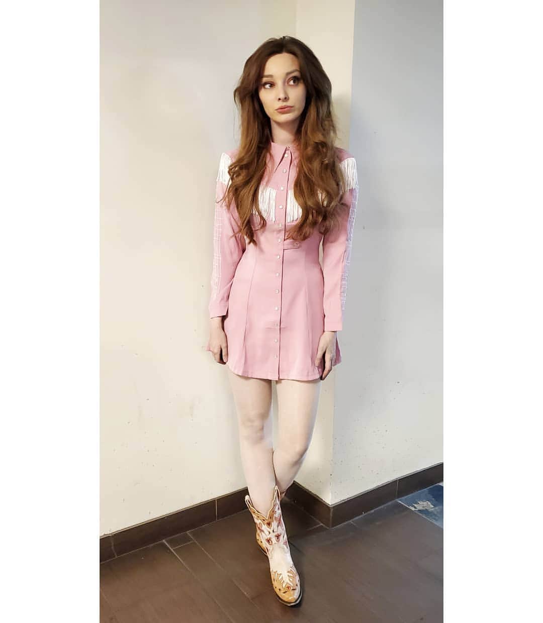 エマ・デュモンのインスタグラム：「Looking for my cowboy 🎀🎀🎀」