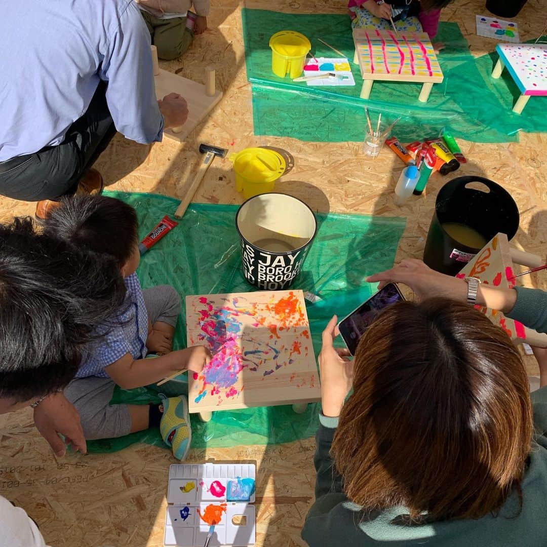 デザオ建設北野展示場のインスタグラム：「今日明日リノベーションEXPO京都2019素晴らしい秋晴れの下開催中。弊社のワークショップブースはちっちゃいちゃぶ台作り、なかなかの盛況デス^ - ^秋の岡崎散策のついでにどーぞ。美味しいブースもたくさん、ですよ」