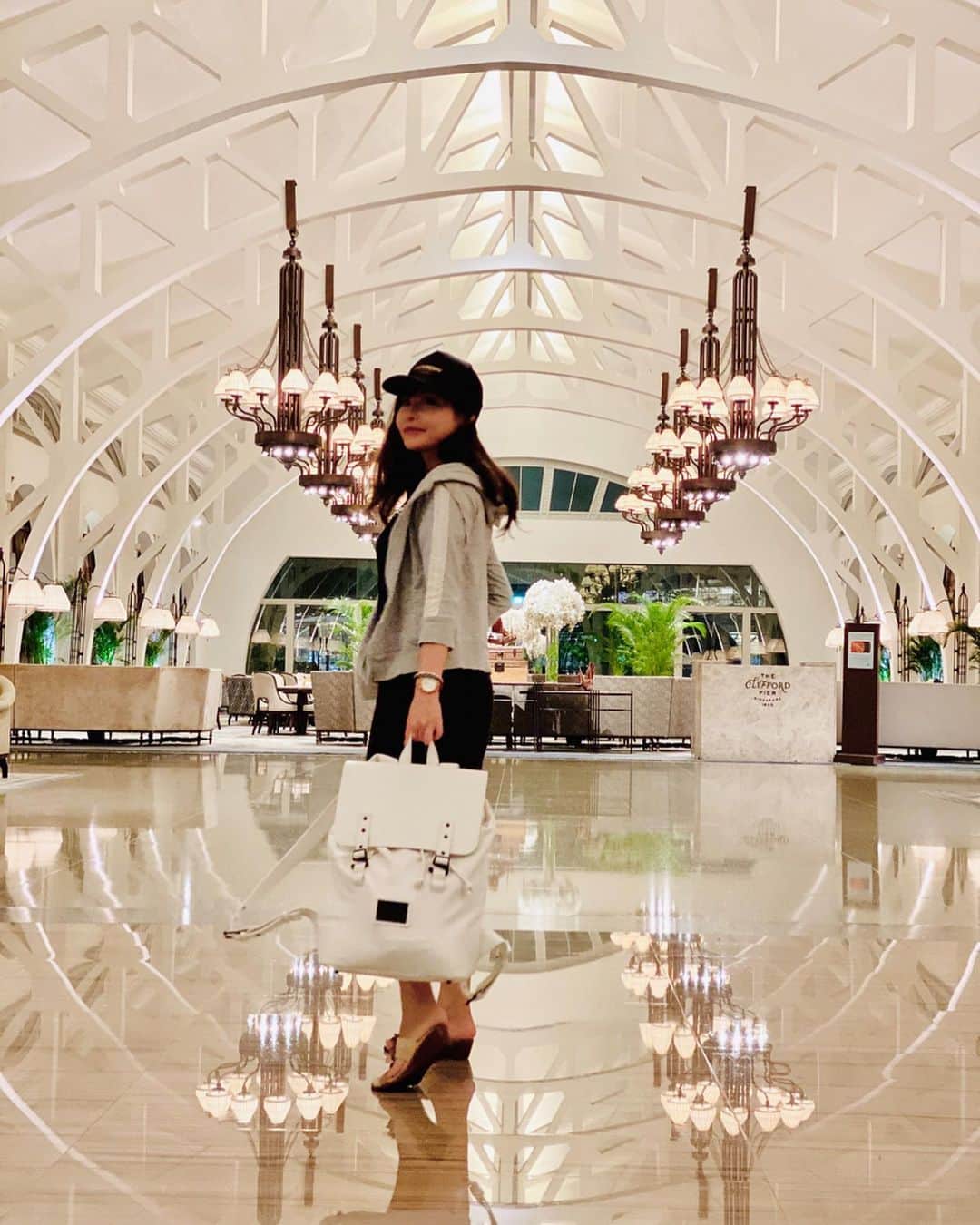 利咲のインスタグラム：「ちょっと前の写真を使いますが… 旅のお供にガストンルーガ @gastonluga のバックパック☺ 白のレザーと布の組み合わせが軽やかです。  秋キャンペーンを開催中✨ キャンペーン中にバッグお買い上げ頂いたお客様に数量限定でポーチ（エーリグ）をプレゼント致します。  実は、リュックも素敵なのですがこの限定ポーチが意外と使えて愛用してます。 全部スケルトンなポーチになっていて海外旅行の時って持ち物検査のときコスメを透明なポーチに入れないとダメみたいなケースがあるのでとても役立ってます👍  公式サイトで15%offディスカウントコードを入れたらお安く買えます。 送料、返送料も無料です。 15%オフコードは【himeringo15】  公式オンラインストアはこちら http://gastonluga.com  バックパック探してる方はぜひ見てみてね！  #GastonLuga #ガストンルーガ #バックパック  #ストックホルム #スウェーデン #リュックサック #リュック #バッグ #bag #リュック女子 #お洒落さんと繋がりたい」