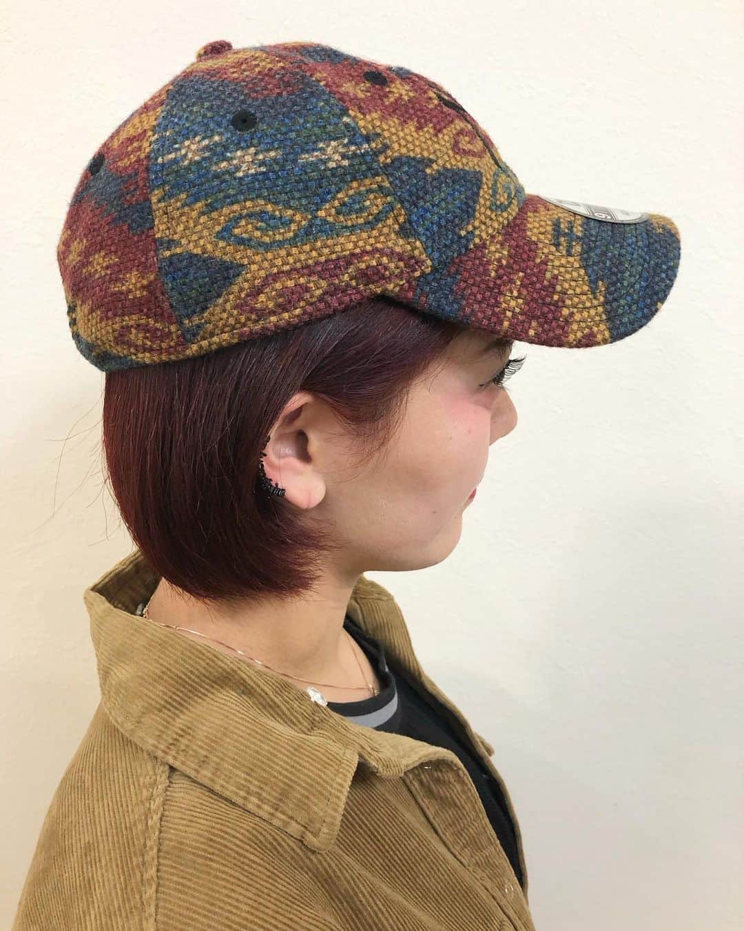 salon PRATiNO(サロンプラチノ)のインスタグラム：「. 🍁秋カラー🍁. . ワンカラーで赤っぽいカラーに‼️ とっても秋らしさを感じるカラーに仕上がりました🎶  夏も終わり肌寒くなっています。 秋もすぐ終わりそうですが 落ち着いた温かみのあるカラー オススメです🌟 . . 【CLAVIS PRATINO】 ◇月曜日～土曜日 11:00～20:00 ◇日曜日 11:00～18:00 ※定休日なし ※時間外はお問い合わせください。 愛知県名古屋市中区錦3-4-19石垣ビル７Ｆ ☎︎052-962-7017 . #hairstyle #hair #cornrow #braids #clavispratino #spiralperm #pratino #hairsalon #nagoya #haircolor #love #派手髪 #外国人風カラー #バレイヤージュ #グラデーション #コーンロウ #ブレイズ #スパイラルパーマ #特殊ヘア #ブラックヘア #美容室 #ヘアサロン #ヘアスタイル #ヘアカラー #クラビスプラチノ #名古屋 #栄 #錦」