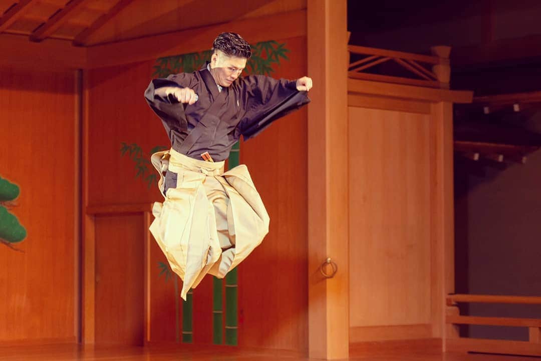 梅川壱ノ介（舞踊家）のインスタグラム：「𝟚 ℂ𝕖𝕝𝕝𝕠𝕤 ￣￣￣￣￣￣￣￣￣￣￣￣￣￣￣￣￣￣￣￣ 来年海外へ持っていこうと試行錯誤している、2Cellosの影武者。  進化し続けています。 お楽しみに。  #梅川壱ノ介  #日本舞踊 #影武者 #2cellos」