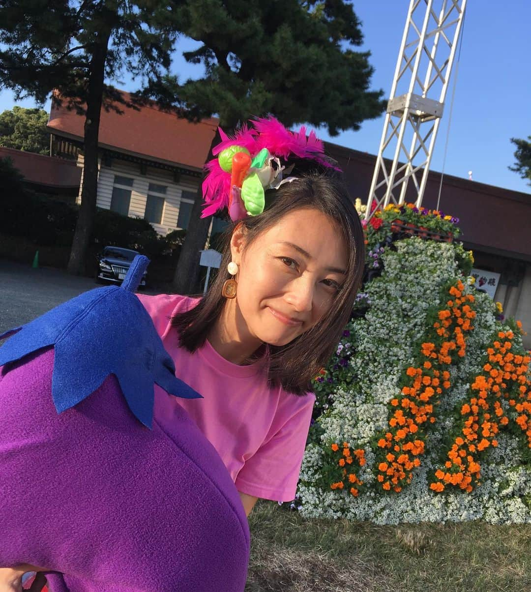 大湯みほさんのインスタグラム写真 - (大湯みほInstagram)「……… 先週末の✨JA東京農業祭✨ ・ 東京全土のJAの方がたが、年に一度明治神宮🥕🥒🍆にて集まり、品評会やこれからの農業を盛り上げてゆくために開催されるお祭り‼️ ・ JAむさし・女性部の皆様にはいつも、本当にお世話になりっぱなしで、とても楽しく農業について学ばせていただいております＾＾ ・ いつかの日本の農業のために…私が出来ること、何かお手伝い出来ること、まずは知るということ、とても大切だなぁ✨と思いました！大好きな✨江戸東京野菜🥬🥦🥒もズラリと並んでいて、テンション上がりました🤩美味しく食べて、心も身体も元気に‼️レッツ・ぬかフレンド‼️ ・ #東京 #農業祭 #ja東京 #年に一度の #お祭り #衣装がフリフリ #😂 #アラフォーなのに  #毎年ご用意してくださりありがとうございます #感謝 #🙏 #野菜 #🥒 #🍆 #🥕 #🎃 #都市農業 #農業 #ぬか漬け #ぬか漬けこねこね #ぬか漬け体操 #ゲスト #ぬか漬けマイスター #大湯みほ」11月9日 14時34分 - nukazukemiho0320