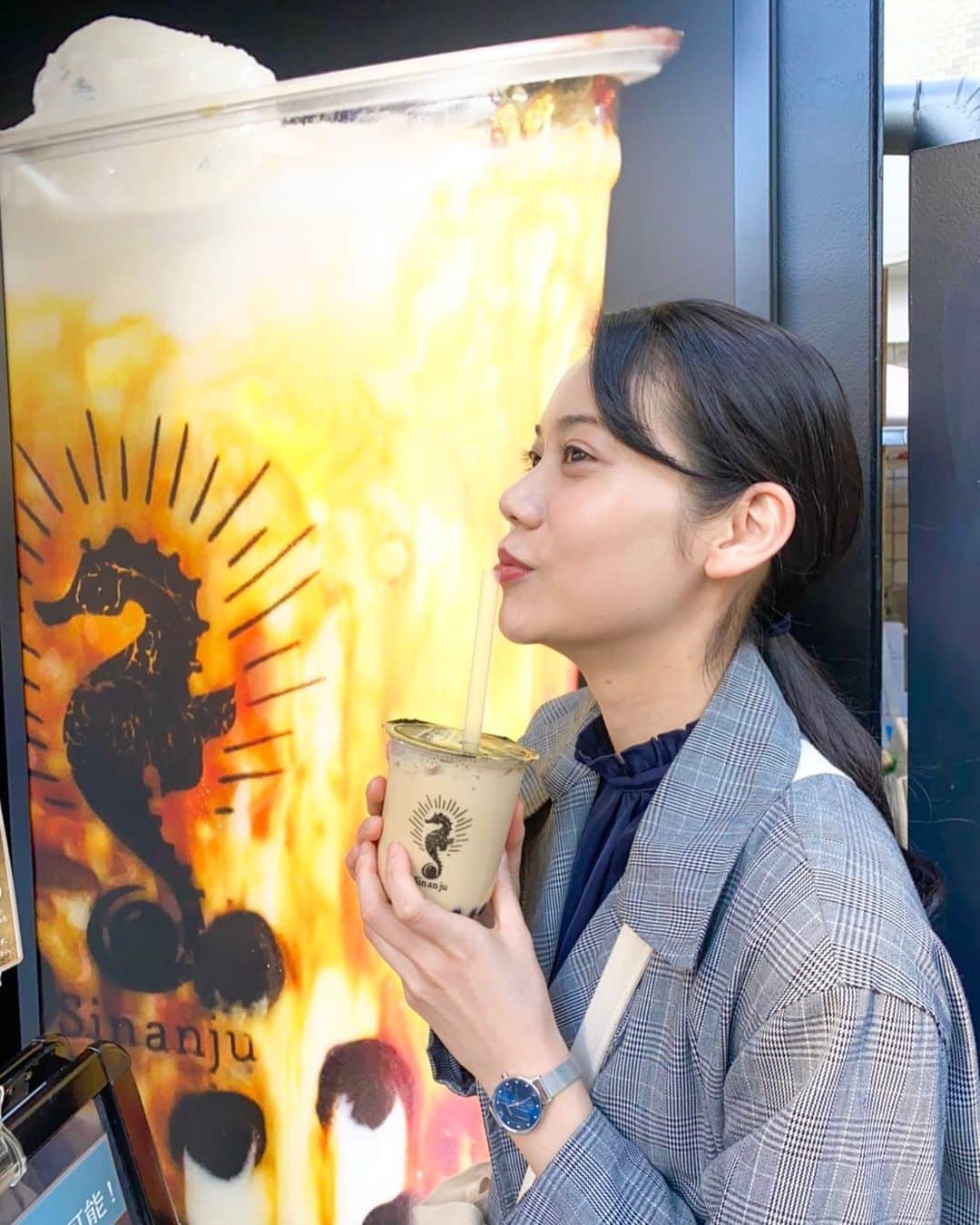 松山愛里のインスタグラム：「. 高校生ぶりのタピオカ🥤 タピオカブームに乗ってみた〜😂(ようやく笑) #ほうじ茶ミルクティー#タピオカ#shinanju#高校生のとき飲んだタピオカミルクティーと全然違った#衝撃#11年前だもんな笑#美味しかったけどやっぱりコーヒー派」