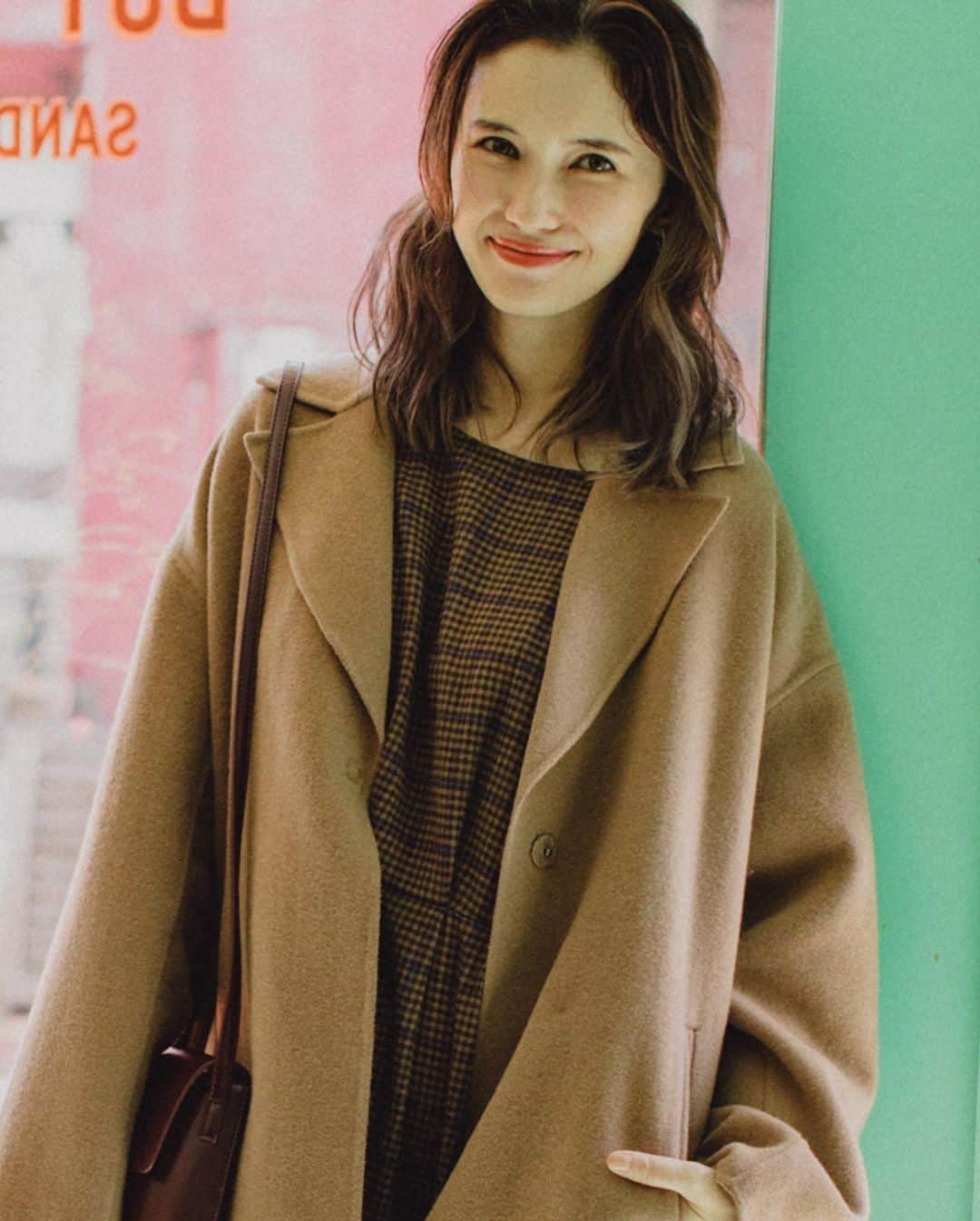市川紗椰（ファンアカウント）さんのインスタグラム写真 - (市川紗椰（ファンアカウント）Instagram)「OUTER4﻿ ﻿ クラシカルな気分を盛り上げてくれるベージュのコートは、さらりと羽織れる一重仕立て。トラッドな雰囲気のチェック柄ワンピースとの着こなしで、優雅な魅力を漂わせたい。﻿ ﻿ リバーBIGカラーコート﻿ col.：ベージュ　¥12,800＋税﻿ ﻿ コットンリネン起毛ウエストタックワンピース﻿ col.：ベージュチェック　¥5,990＋税﻿ ※11月下旬入荷予定﻿ ﻿ ドーム型ショルダーバッグ﻿ col.：ボルドー　¥2,990＋税﻿ ※11月中旬入荷予定﻿ ﻿ センターシームプレーンブーツ﻿ col.：グレー　¥4,990＋税﻿ ﻿ ﻿ 【studio CLIPのアウターコレクション】﻿ 今週からstudio CLIPでは新作のアウターが登場！正統派のコートからカジュアルなコートまでご用意してます＊ ぜひ、お好みの1枚を選んで、この冬を楽しんでくださいね！﻿ #studioclip #スタディオクリップ #市川紗椰 #クリップアウター #アウター #アウターコーデ #ノーカラーコート #チェックコート #ブルゾン #ミドルコート #スタジオクリップ #スタジオじゃないよスタディオだよ」11月9日 14時36分 - saya_ichikawa_photo