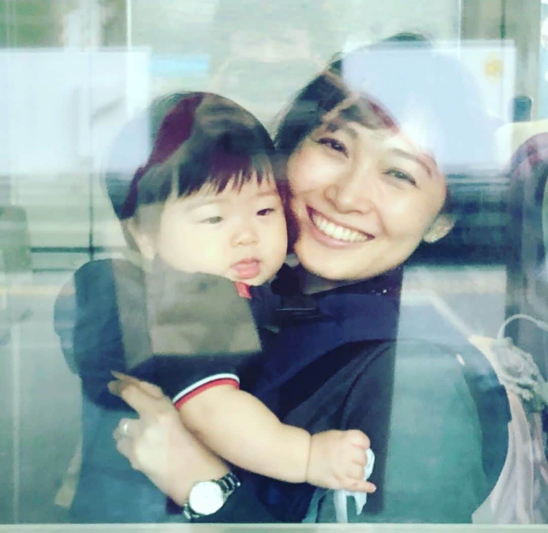 のインスタグラム：「息子を連れて初めて電車で２時間かけて実家へ。あやしてくれる若い女性、私があやして笑う息子と一緒に笑ってくれるカップル、優しいかた達もいてくれて感謝です😭  前に10キロ(子供)抱え、後ろに荷物でパンパンの登山リュックを背負い、なにかの修行をしてるかのような気分😂  #電車　#帰省 #子供　#優しさ　#10ヶ月　#赤ちゃん　#10キロ　#男の子　#男の子ママ #登山リュック　#coleman #リュック　#修行　#train #home #baby #赤ちゃん　#息子　#son #mother #전철 #아기」