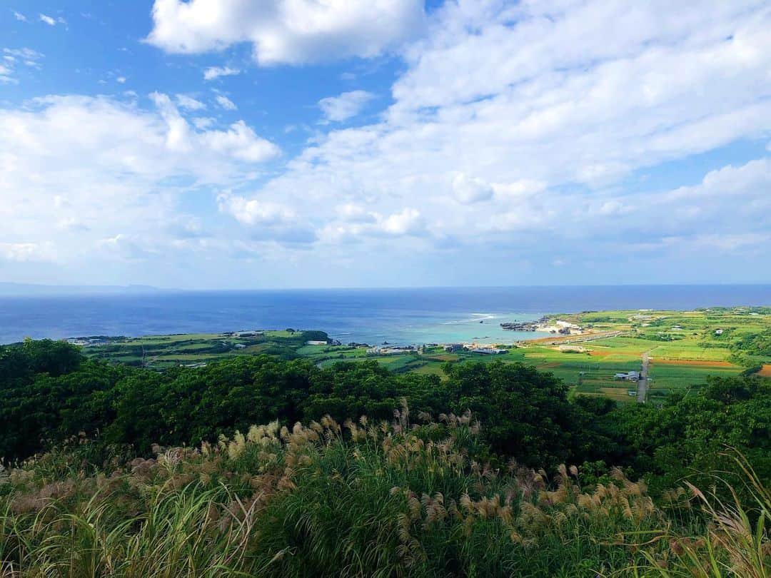 R!Nのインスタグラム：「最高のリフレッシュでした。 5年ぶりに帰ってこれた、与論島。  前回から今回までの間に沢山あったことを報告したり、家族のように迎えてくれた島の方々の優しさを存分に感じ、自然と向き合い、心も体も最高に癒された夏休みでした。 「次は」ともう先のことを考えてくれていることの嬉しさと、娘と呼んでくれたお店のお母さんや、また帰っておいでねと優しくハグしてくれた民宿のご夫婦も…本当に暖かさ溢れる島ということを再確認しました。  お世話になった方々には感謝しかありません。  喜んでもらえるような話を、また帰った時にできるよう精一杯頑張ります。  さぁ、来週からは追加公演が始まります。 あっという間の一年。  Aldiousとしての私がどれだけ成長できたか、何を得て、何を生み出せるか。  是非、目の当たりにしてください。  お待ちしています！ 🐳  #与論島 #ヨロン #ヨロン島 #YORON #鹿児島 #離島 #休日 #夏休み #vacation #island #Aldious #tour #アルディアス」