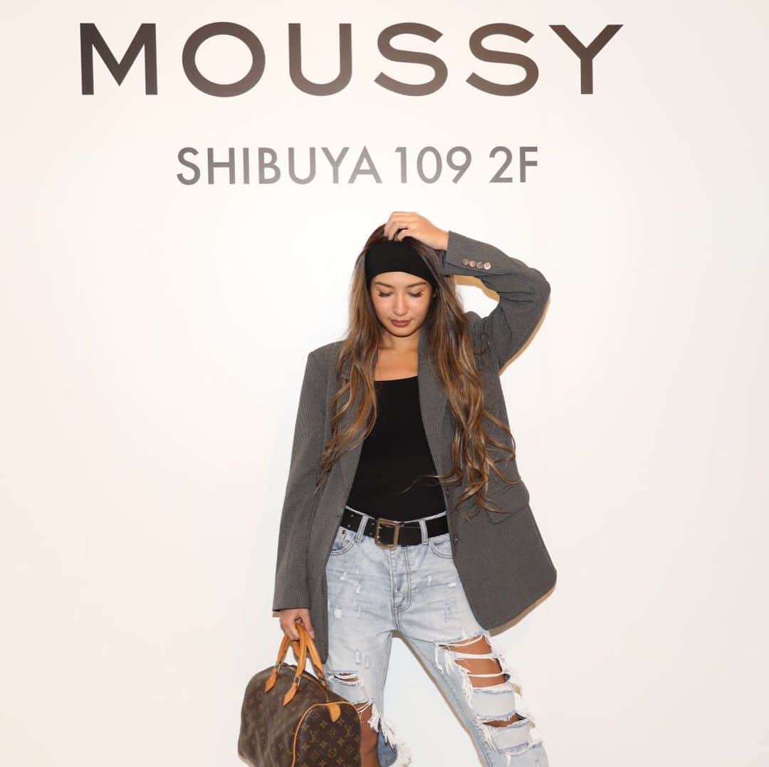 Mihoさんのインスタグラム写真 - (MihoInstagram)「MOUSSY SHIBUYA 109 renewal open 🦋🦋🦋 ・ 2wayのタートルニットに一目惚れしてゲット！着るの楽しみ❤︎ ・ @moussyofficial  #MOUSSY #MOUSSY_PR」11月9日 14時44分 - march16m