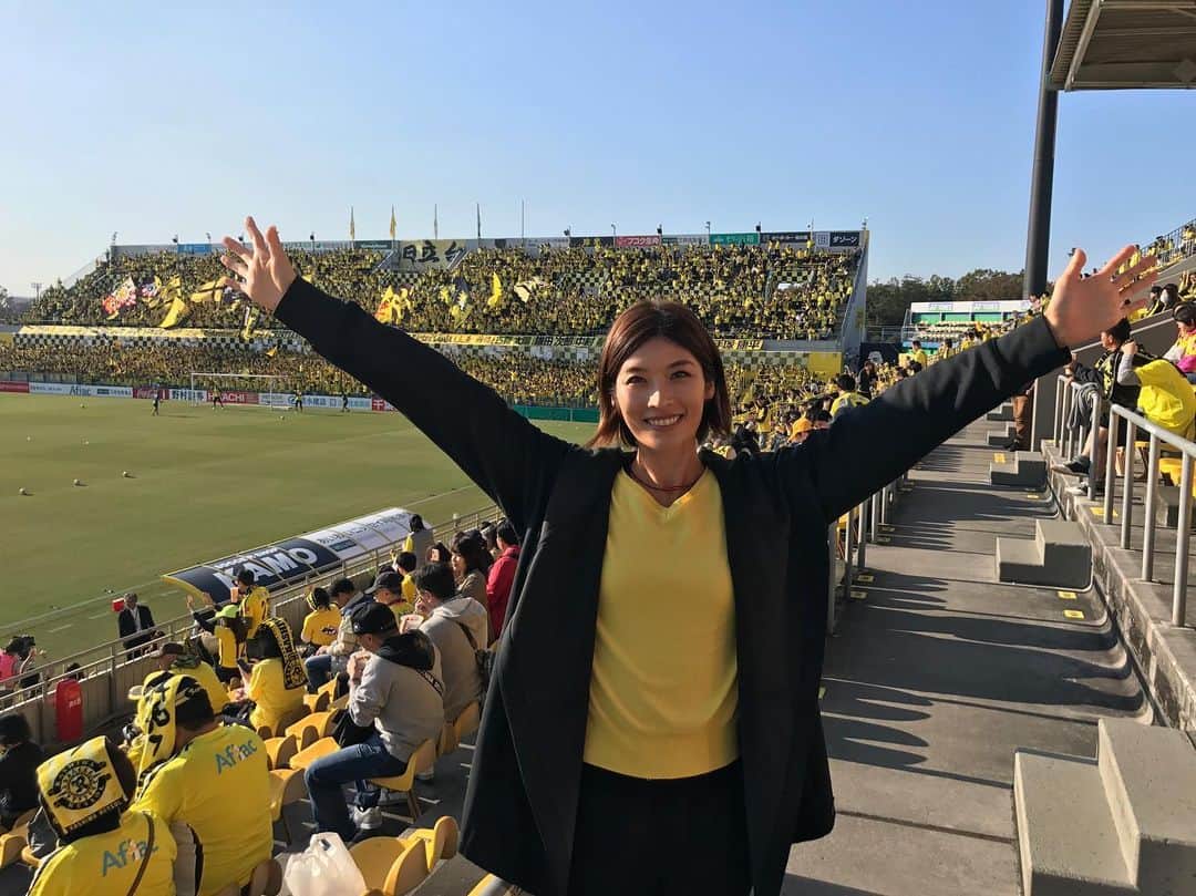 西谷綾子のインスタグラム：「✴︎ 今日の試合を入れて残り3試合⚽️✨ このまま首位を守り優勝だー😆✊ ・ vs鹿児島ユナイテッドFC 15:03 kickoff⚽️ #ポカポカ陽気☀️ #秋晴れ #青空 #柏レイソル #首位 #優勝 #楽しみ #ワクワク #選手たちの笑顔 #サッカー #笑顔 #j1昇格 #みんなで喜び合いたい  #soccer #reysol #jleague #japan  #kashiwa #kashiwareysol #football #vitoria」