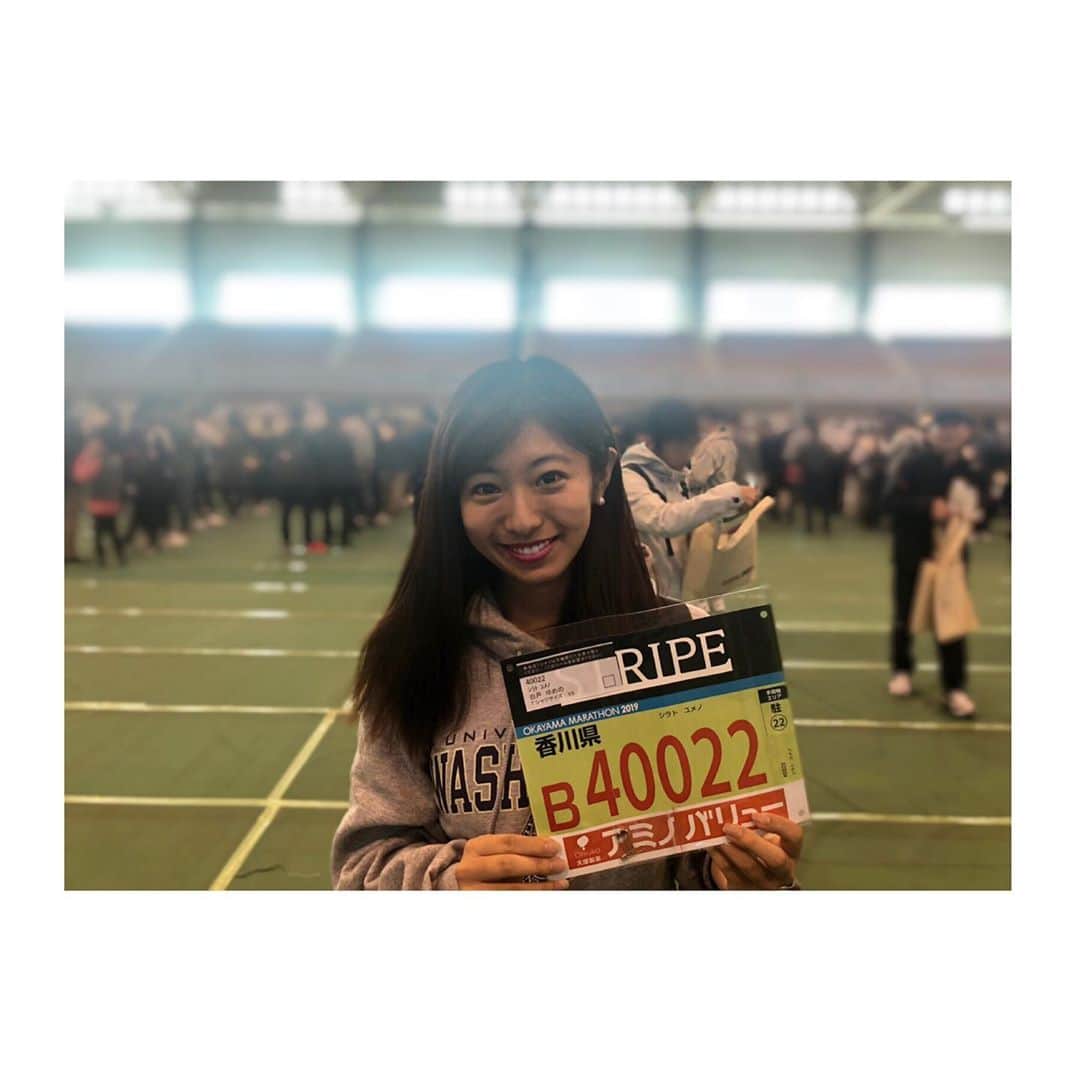 のインスタグラム：「🏃‍♀️ . いよいよあすは… おかやまマラソン2019🍑👟 . 去年は序盤飛ばしすぎて苦しみながらも なんとか完走しましたが😂😂 今年はゆっくりじっくり走って 5時間切れたら良いなあと思ってます！ . 私の登録ナンバーは【40022】です🦔 #応援Navi というアプリで私のナンバーで検索すると 今どこを走ってるかが確認できます✨ 良かったらそれを見ながら応援お願いします🥺📣❤️ . もちろん沿道応援大歓迎です💪💪 完走目指して頑張るぞー🏁 . #おかやまマラソン2019 #5周年 #今年の推しは #モモ #メダル も#🍑 #フルマラソン #応援お願いします #すっぴんを投稿する時代。 #まあそれもスポーツっぽいからありかな？笑」
