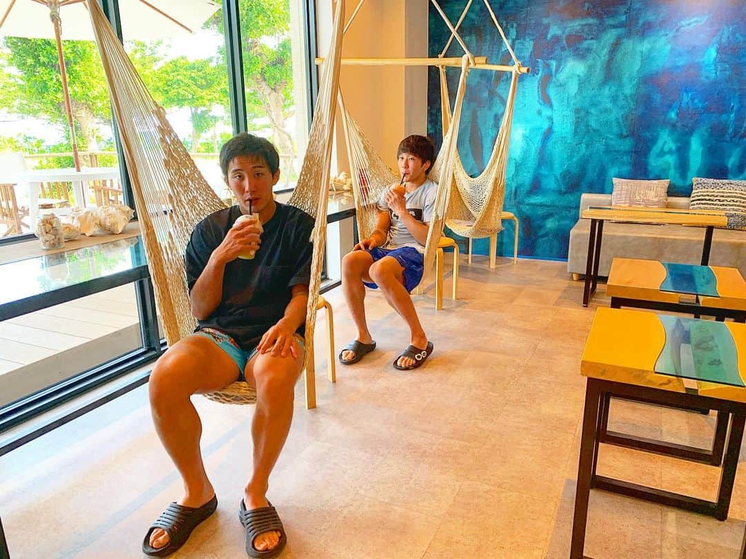 乙黒拓斗のインスタグラム：「捕獲されてる感🥭 ドラゴンフルーツだかなんかのジュース🍹 2019.10.3」