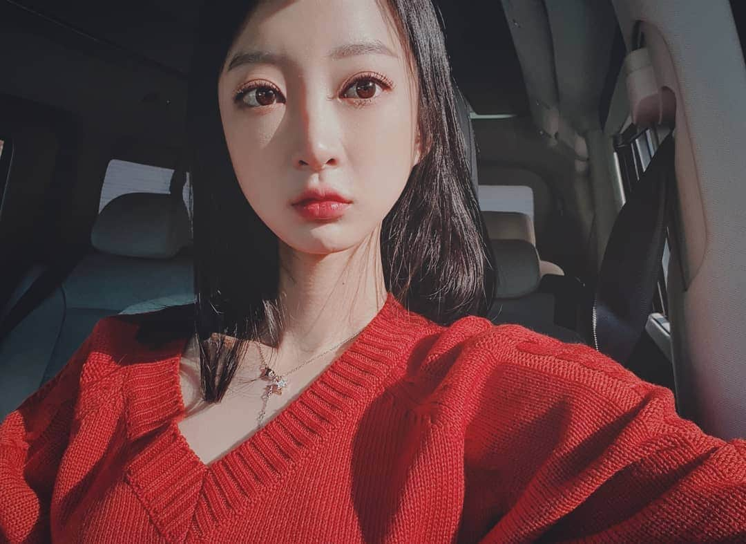 ヘリンさんのインスタグラム写真 - (ヘリンInstagram)「머리묶어말어..세상고민듕🤨🤔🙄」11月9日 14時52分 - hyeliniseo