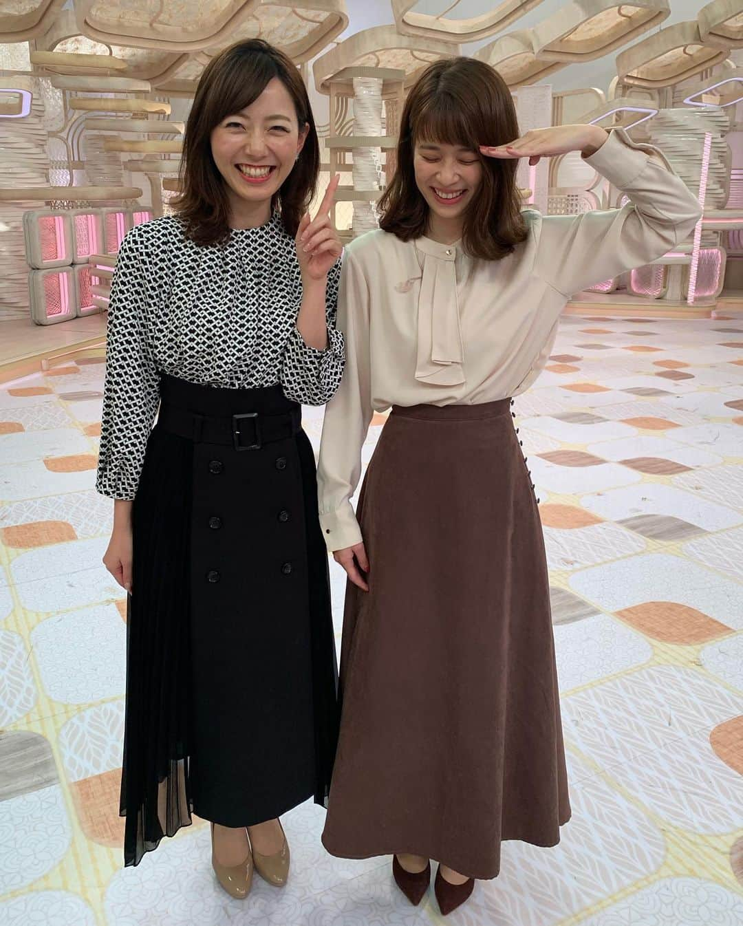 内田嶺衣奈さんのインスタグラム写真 - (内田嶺衣奈Instagram)「昨日もLiveNews αをご覧頂いたみなさま ありがとうございました😊  お気付きの方もいらっしゃったかもしれませんが、、、 ゆいぴょんが前髪を切っていました💇‍♀️💕 短め前髪。 似合う！かわい〜☺️ *  昨日の衣装、モノトーンで大人っぽくお気に入りでした👗 ２人ともブラウス&ロングスカート🙌💕 *  #LiveNewsα #鈴木唯アナ #オン眉♡」11月9日 15時00分 - reina.uchida