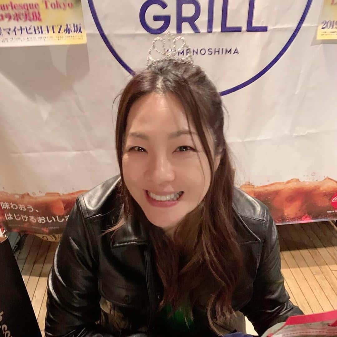 井上貴子さんのインスタグラム写真 - (井上貴子Instagram)「こないだのバースデーのつづき。  クルージング終わって パーティーまで時間があって 酔い止めが効いているのか 眠くて眠くて眠ってしまった（笑）  そしてそろそろ時間ですーって おこされ着替えて  クルージングしたメンバーと 少しクルーザーの持ち主様のお客様が増えて アタシの誕生日パーティーを してくださる！とのこと！  ウキウキしながら パーティー会場に入っていくと  アレ？ 忙しくて行けないと言ってた 友達の顔。  普段からお世話になっている方々の顔。  最近交流ある元女子プロレスラーの顔。  大好きな先輩の顔！  沢山の方々が集まっていて  大大大サプライズだったの！  状況が少しずつわかってきて  涙で前が見えないよーー。  感動すると こーやって涙が出るんだな。  とっても感動しちゃった。  そして  またここからもサプライズ！  乾杯の挨拶は！！！！ 井上京子選手が来てくれた！！ また泣いちゃう（笑）（笑）  実は前日 田口氏のお店でご飯を食べて その帰りに京子選手のおみせに 顔だけ出したんだけど  なんか様子が変だったんだよね。 あとから考えたら。  しかも いつも日にちが変わると同時に おめでとうの電話があるのに。  全然無くて…  だから京子選手に クルージング中に 「はっぴばーすでーとぅーみーー」ってLINE送ってみたの。  そしたら電話かかってきて 大爆笑して（笑）  逢ったからかなー？ ウッカリしちゃったーー！  って。（笑）  みんなサプライズ仕掛けるのに 絶対にバレないように ソワソワしちゃったんだね^ ^  田口氏のお店で お食事していた 立野記代さんと山崎五紀さんも パーティーにも来てくださいました！！！！！ 五紀さんはニューヨークから 日本にいらしている貴重なお時間なのに…  感謝感謝…  このあと ステキなバースデーケーキ🎂 にもサプライズがあったんだけど。  それはまた次回！！！ LLPW-X神取社長をはじめ  縁の下の力持ちのみなさん！  ホントにステキな50歳の 一生忘れられないパーティーを  ありがとうございました😊  Happyで^ ^  #井上貴子  #LLPWX #女子プロレス #紅緒と柊音 #トイプードル #半世紀突入 #50歳 #神取忍 #立野記代 #山崎五紀 #井上京子 #サプライズ #バースデー」11月9日 15時17分 - takaco_inoue