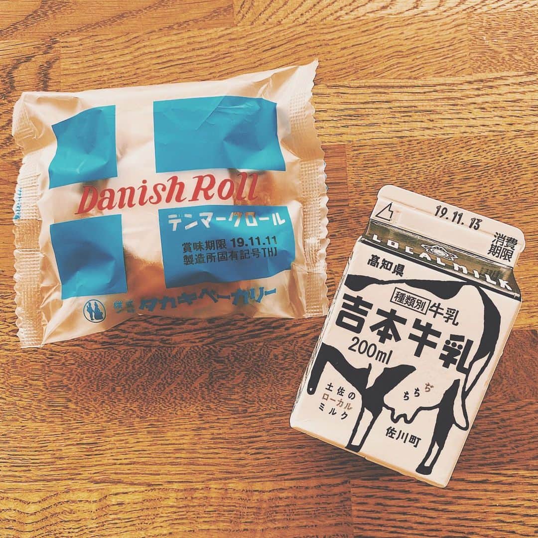 のインスタグラム：「Danish Roll & Local Milk . 地乳と菓子パンでおやつ。 ちょっと旅に出てまして、 今回はおうちごはんさん、 かおしさん、ぺぺさんと。 ん？ぐっちさんもいたね。 . 記事は後日、 おうちごはんさんで。 @ouchigohan.jp . . #デンマークロール #菓子パン #タカキベーカリー #西日本限定 #吉本牛乳 #オトナの遠足in高知」
