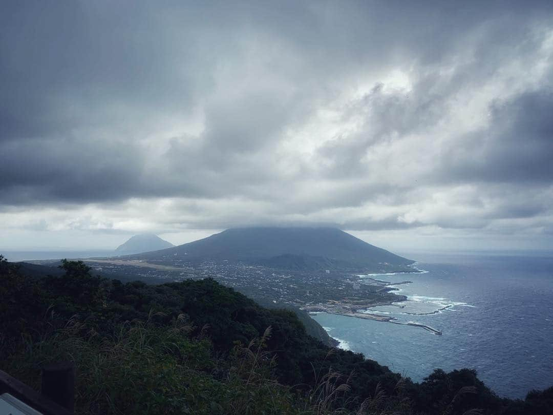 福原美穂さんのインスタグラム写真 - (福原美穂Instagram)「激しく風吹く日も、優しく光が注ぐ日も水と火はすぐそばにある。 水は命を育み、何万年もの間石を丸くし、あなたの体を潤わす。 火は闘志を抱かせ朝日が登るまで人を踊らせ、最後は燃え尽きあなたを灰にする。  Water bringing life. Water running stones over tens of thousands of years. Water gives you life.  Fire makes people fight. Fire makes you dance until morning comes. In last time, Fire makes you ashes.  #life #lessonlearned #trip #journey #findmyself #nonstop #alive」11月9日 15時45分 - miho_fukuhara