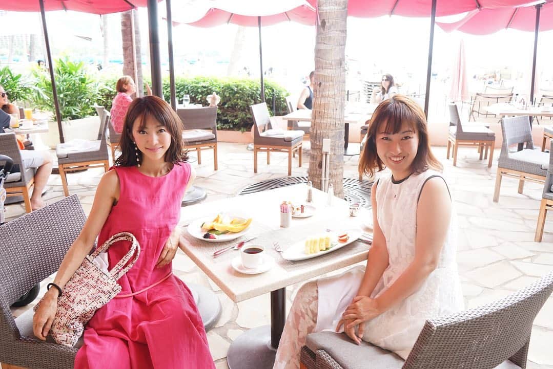 のインスタグラム：「-﻿ @sincere.emi とお茶🍓﻿ ピンクパラソルの下で！﻿ ﻿ ロイヤルハワイアンはいつ行ってもテンションが上がるホテル🏨﻿ ﻿ ﻿ ハワイでもお会いできて嬉しい💓﻿ 色んな楽しいお話を毎回できるので本当楽しい😆﻿ ﻿ ﻿ #pinkhotel#royalhawaiian#pink#Hawaii#izumi_trip」