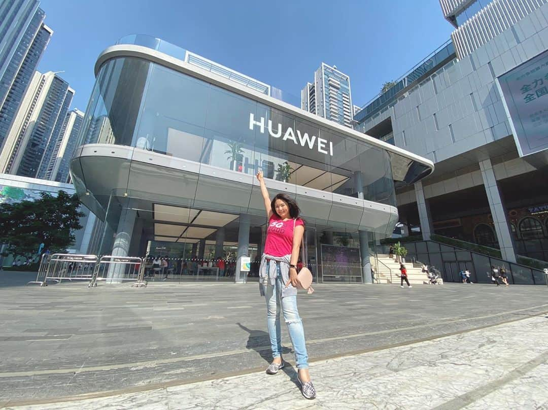 Ayanoさんのインスタグラム写真 - (AyanoInstagram)「Huawei's first global flagship store in Shenzhen. . 9月末に深圳の南山にオープンしたばかりのHUAWEI初の巨大なグローバル旗艦店に来ました✨ それにしても広角レンズ盛れすぎ🤣 #HUAWEI #Shenzhen」11月9日 16時12分 - ayanotdo