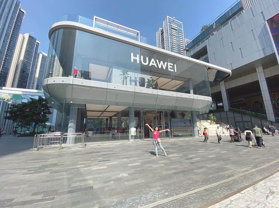 Ayanoさんのインスタグラム写真 - (AyanoInstagram)「Huawei's first global flagship store in Shenzhen. . 9月末に深圳の南山にオープンしたばかりのHUAWEI初の巨大なグローバル旗艦店に来ました✨ それにしても広角レンズ盛れすぎ🤣 #HUAWEI #Shenzhen」11月9日 16時12分 - ayanotdo