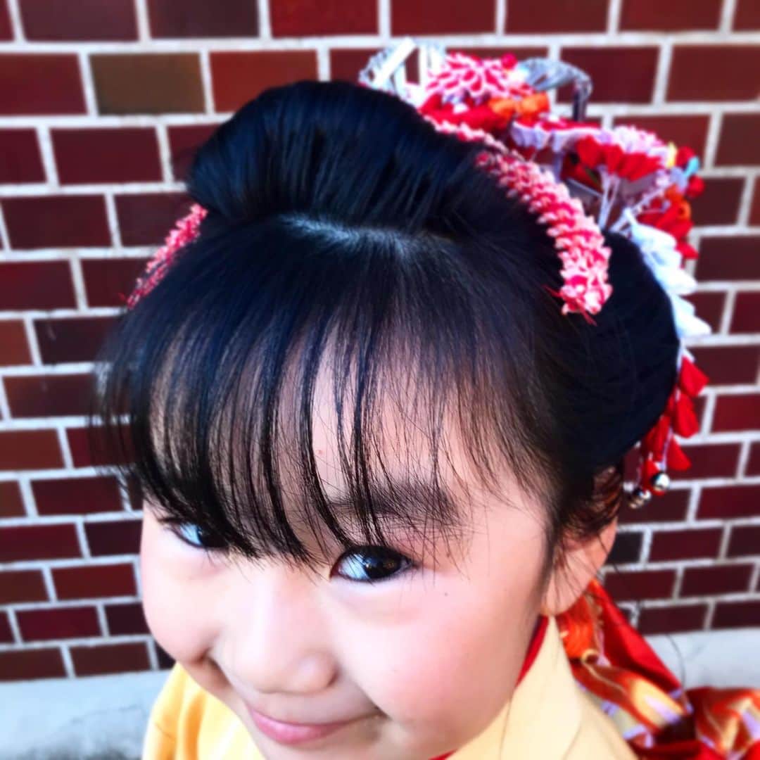 omatsuriccoのインスタグラム：「#今日のドルジ 2019.11.9 ・ 七五三⛩👘 ・ 前髪上げて日本髪結いたかったけど、 前髪垂らす！を譲らなかったドルジ。 ・ 頑固に育っている🤣 とりあえず帰宅してホッとしてるドルジ。  #七五三  #七五三7歳  #七五三詣り」