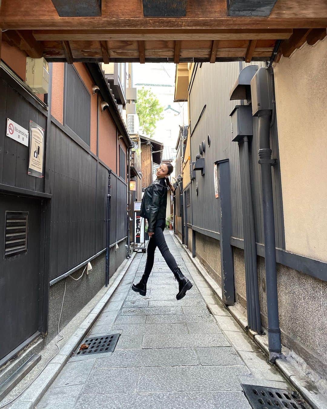 のインスタグラム：「Find something GOOD in every day and allow it make you smile😊 _ 小躍りして飛んでみたら バッチリすぎた🤣 #顔　 _ #京都 #Kyoto #jump #trip #国内旅行ブーム」