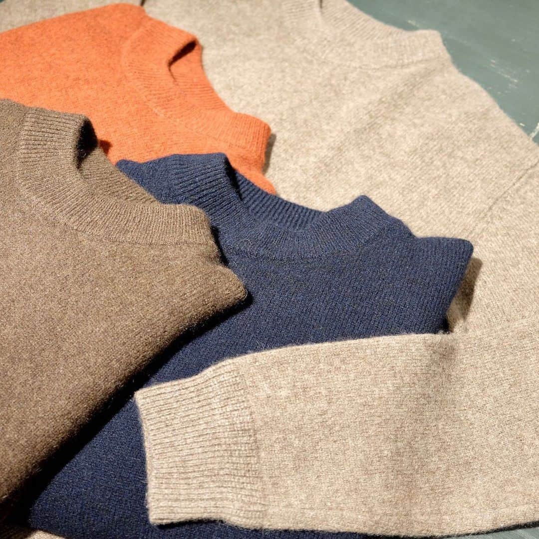 アーバンリサーチさんのインスタグラム写真 - (アーバンリサーチInstagram)「-men's standard knit #2-﻿ かつてブラックカシミアと呼ばれていたヤクを100％使用したクルーネックニット。﻿ 抜群の保温性にくわえ、軽くて柔らかい。最高の着心地保証します。今季イチオシのニットです。﻿ ﻿ ﻿ #knit﻿ #urbanresearch」11月9日 16時31分 - urban_research