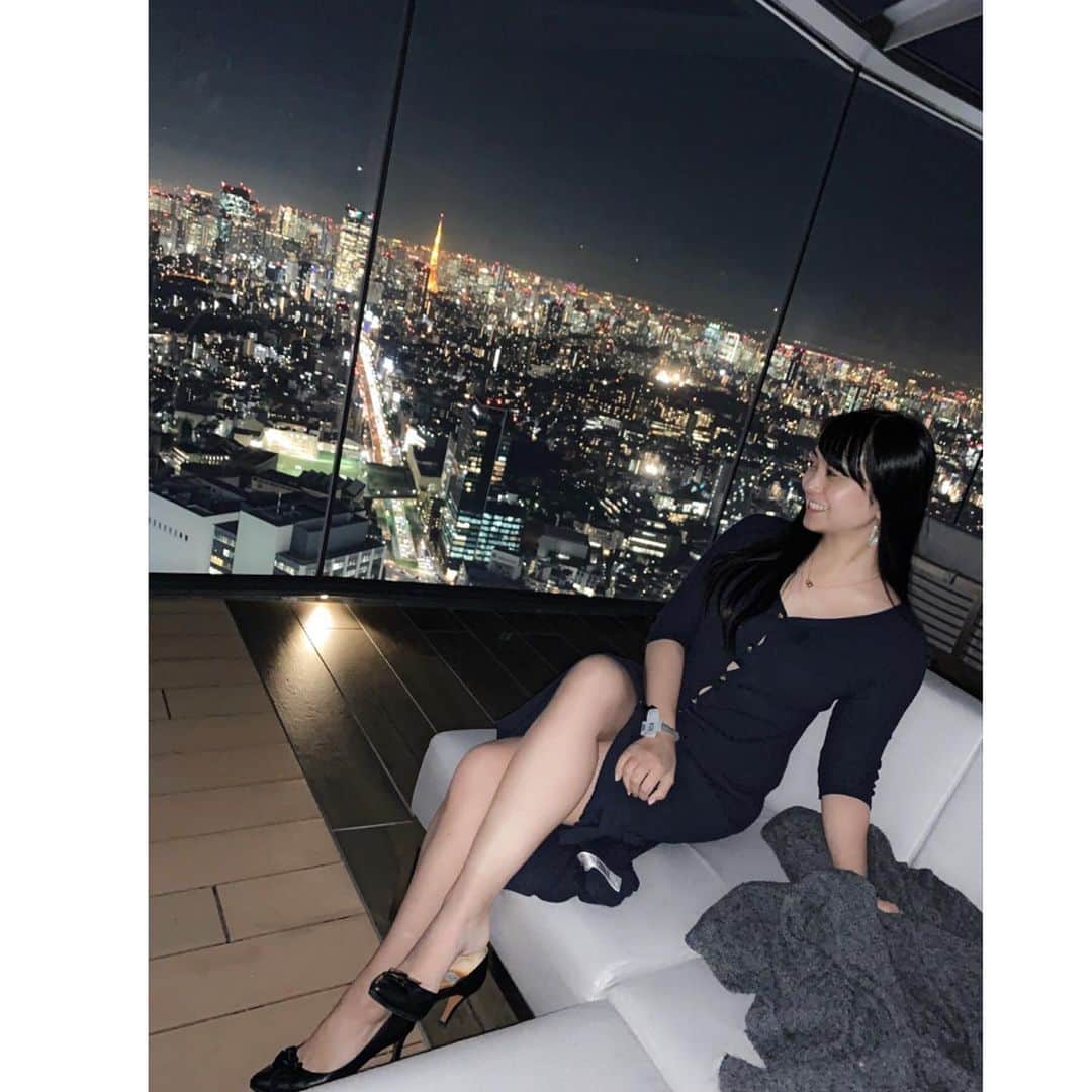 脊山麻理子のインスタグラム：「渋谷に11月1日にOPENしたスクランブルスクエアの屋上にできたSHIBUYA SKYの展望台、渋谷上空229mからの展望を堪能してきました♡世界一の都市東京の夜景をおしゃれな空間で堪能できました！東京タワーへと続く高速道路の渋滞までもがキラキラで綺麗♡世界一おしゃれな夜景の宝石箱♡絶対行くべき！WEBで要予約♡また行きたいな♡ #PR  rec.audio/recs/bn19g4q23… #REC #SKY展望台　#渋谷スクランブルスクエア」