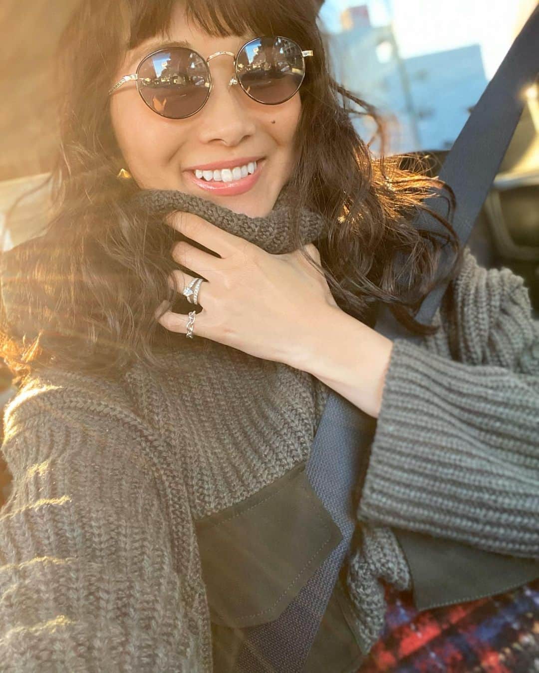 のインスタグラム：「1ヶ月に1回、美容院に行った時だけ出来るワッフルヘア♡笑 カラーもトーンダウンしてプチイメチェン＼(^o^)／さて、夕陽を眺めながら今から大阪へ♡ #ヘアスタイル#ヘアカラー」