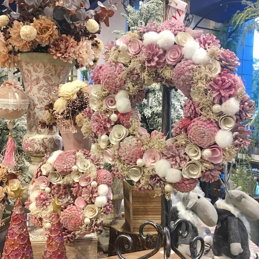 横浜ディスプレイミュージアムのインスタグラム：「本日新商品として入荷したのは、ロマンチックなピンクカラーのリースです🎵 ホワイトがかったミルキーな色合いは雪化粧されたクリスマスツリーとの相性◎ 定番カラーにとらわれない大人なクリスマスも良いですね✨  #横浜ディスプレイミュージアム #株式会社ポピー #横浜 #ディスプレイ#アーティフィシャルフラワー #フラワーアレンジメント #フラワーデザイン #インテリア雑貨 #インテリア#インテリアコーディネート#スタイリスト#装飾#デコレーション  #花のある暮らし #花好きな人と繋がりたい #display #yokohama #flowerarrangement #interiordesign #artficialflower #flowerstagram#クリスマス#christmas」