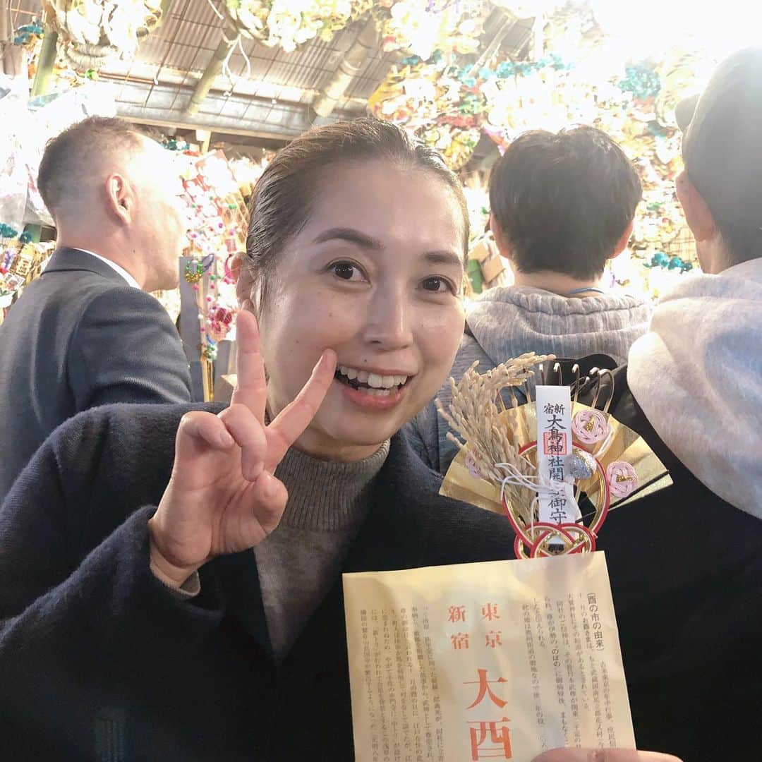 美甘子さんのインスタグラム写真 - (美甘子Instagram)「昨日11/8酉の市、新宿の花園神社へ。仕事終わりでちょびちゃんと向かいました！一の酉、もしくは金曜の夜だからか、去年よりも人が多くて、ギュウギュウ！外国の方も多かった印象。酉の市限定の開運熊手を社務所でゲットし、商売繁盛、家内安全をお祈りしました。2019年もあと少しか。 #花園神社 #酉の市 #花園神社酉の市」11月9日 16時50分 - rekish_mikako