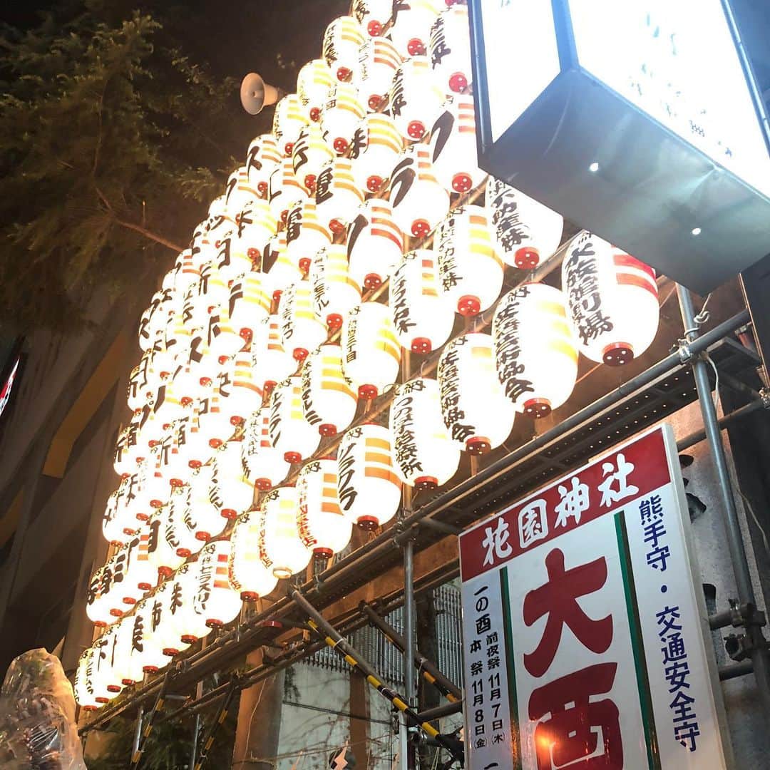 美甘子さんのインスタグラム写真 - (美甘子Instagram)「昨日11/8酉の市、新宿の花園神社へ。仕事終わりでちょびちゃんと向かいました！一の酉、もしくは金曜の夜だからか、去年よりも人が多くて、ギュウギュウ！外国の方も多かった印象。酉の市限定の開運熊手を社務所でゲットし、商売繁盛、家内安全をお祈りしました。2019年もあと少しか。 #花園神社 #酉の市 #花園神社酉の市」11月9日 16時50分 - rekish_mikako
