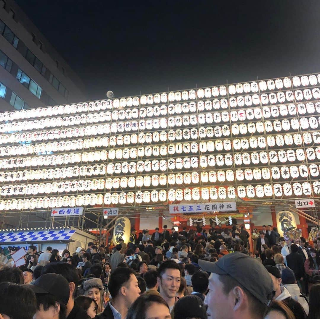 美甘子さんのインスタグラム写真 - (美甘子Instagram)「昨日11/8酉の市、新宿の花園神社へ。仕事終わりでちょびちゃんと向かいました！一の酉、もしくは金曜の夜だからか、去年よりも人が多くて、ギュウギュウ！外国の方も多かった印象。酉の市限定の開運熊手を社務所でゲットし、商売繁盛、家内安全をお祈りしました。2019年もあと少しか。 #花園神社 #酉の市 #花園神社酉の市」11月9日 16時50分 - rekish_mikako