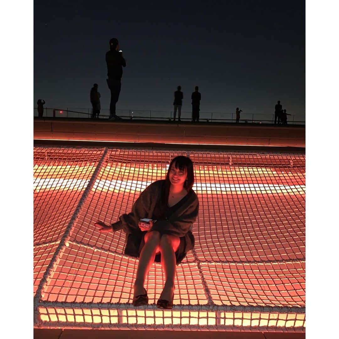 脊山麻理子のインスタグラム：「SKYはハンモックみたいなネットに寝っ転がって、空を見上げられるよ♡ #上空293m #空を見上げる　#夜景　#ライトショー　#渋谷」