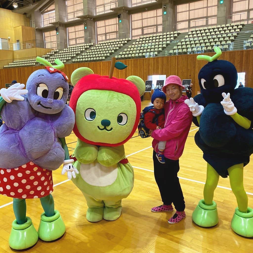 島崎直也のインスタグラム：「‪🎉アルクマが応援に🎉‬ ‪ボッチャ競技大会　パラウェーブNAGANOカップ　東信大会‬ ‪妻と息子と僕のチーム「おボッチャまくん」は1勝1敗で、惜しくも予選リーグ敗退でした😭‬ ‪僕は次男を抱っこしながら三国志の趙雲の様な感じで投球😄‬ ‪でも、家族みんなで参加できて、とっても楽しかったです！‬ ‪#アルクマ‬ #ボッチャ #ボッチャ大会  #長野県 #nagano  #信州　#shinshu」
