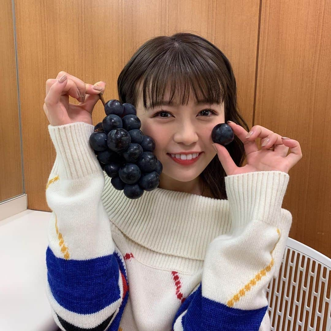 井口綾子さんのインスタグラム写真 - (井口綾子Instagram)「昨日のビジネスクリック🍇 この巻き方髪の毛短くなったように見える〜！ このくらいまで髪の毛切るか悩むなあ🤔 みなさんどっちがいいと思いますか！！！！」11月9日 17時03分 - ayako_inokuchi