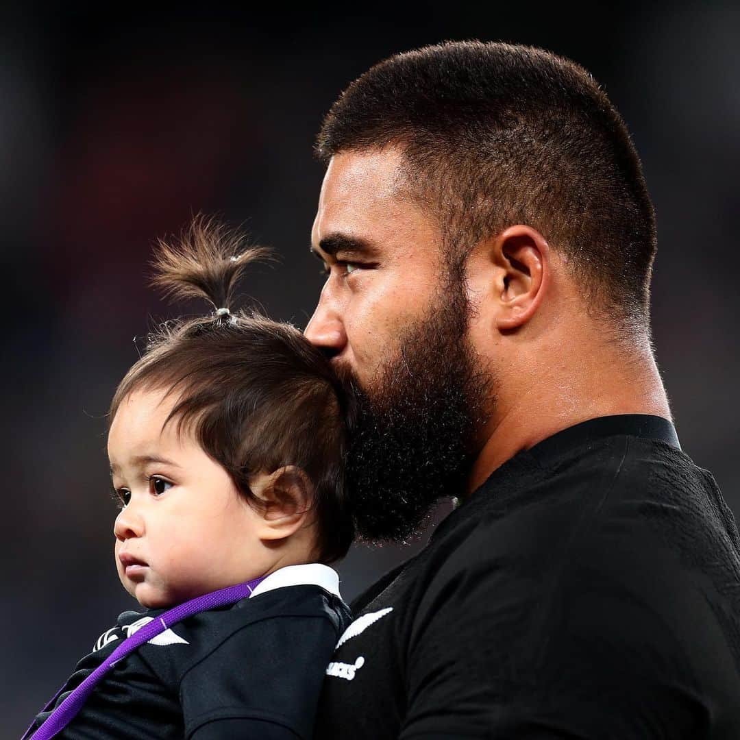 ラグビーワールドカップさんのインスタグラム写真 - (ラグビーワールドカップInstagram)「. #RWC2019memory . 激闘の後の家族との時間 . #RWC2019 #Rugby #Rugbygram #ラグビー #family #baby」11月9日 17時03分 - rugbyworldcupjp